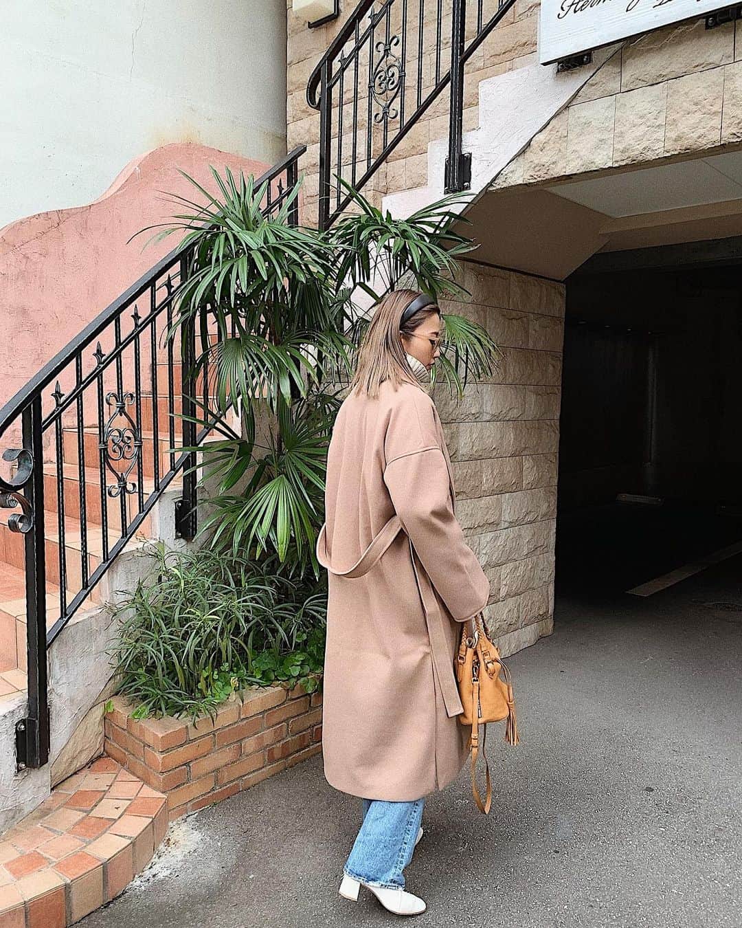 のインスタグラム：「. オーバーサイズのガウンコート🧥🍂 厚手のニット着てるんだけど それくらい中にもしっかり着込める👌🏾💕 🏷 @rhodetokyo_official Fashion＋ を掲げていて、 総売上の一部を日本財団へ 災害復興支援特別基金 〈新型コロナウィルス緊急支援〉 として寄付する活動をしている 素敵なブランド👏🏾🕊✨ COAT : @rhodetokyo_official  KNIT : @titivatejp  DENIM : @moussyofficial  BAG : @mosselnewyork  BOOTS : @zara  #rhodetokyo #rhodetokyoofficial」