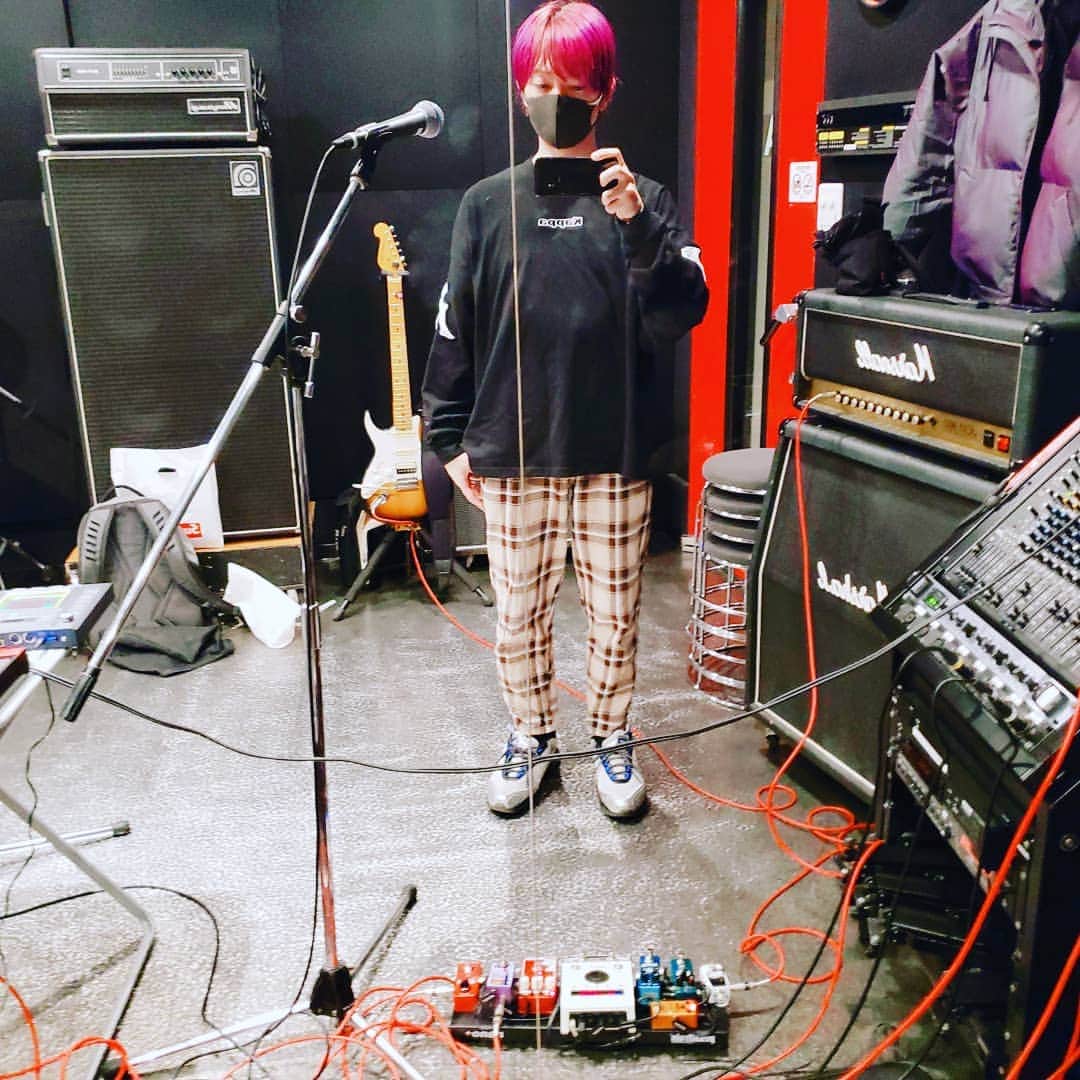 のインスタグラム：「MIGIMIMI、11/30のリハ中。  11月と12月で一つのライブが完成するようなセットリストでもあるのでぜひ配信でもチェックして欲しい👶  今日は長丁場なんでもう少しリハは続きます  #MIGIMIMI  #MIGIMIMISLEEPTIGHT  #HELLO」