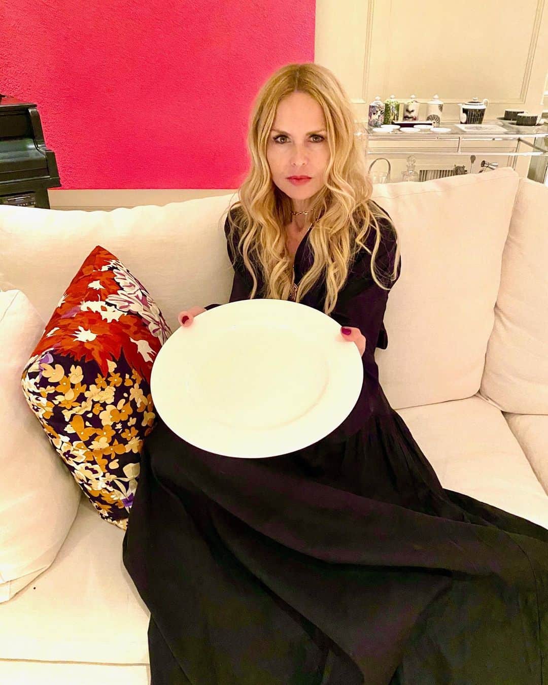 レイチェル・ゾーのインスタグラム：「Thanksgiving is a holiday of abundance and being surrounded by loved ones. This year it is more important than ever to remember all of those who have so much less and help if you are able.  I am so proud to partner with @savethechildren to #SaveAPlate for the 30 million children who rely on school in the United States for meals  and are now out of school. 💔 We must help these children as much or as little as you can.. every dollar counts! PLEASE text the word PLATE to 20222 to donate $10 to provide meals and other resources to children in need. 🙏🏻❤️ XoRZ」