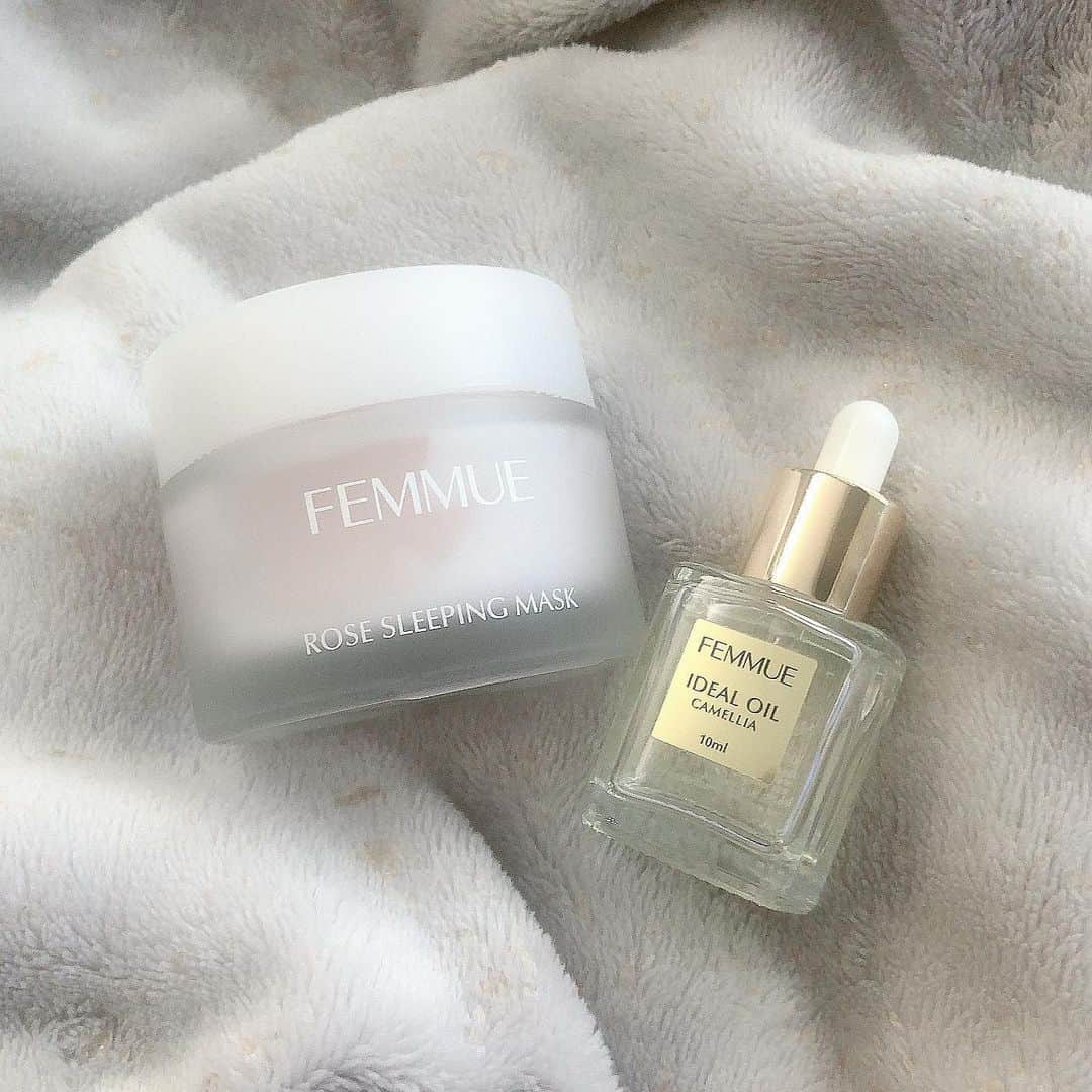 柴咲マナのインスタグラム：「. . FEMMUE🌹 @femmue_japan  . . ▶︎ローズウォータースリーピングマスク  (保湿マスク) . ▶︎アイディアルオイル  (オイル美容液) . . 良い香り…癒される〜🥺💕 . . . . . . . #femmue #rosesleepingmask  #sleepingmask #idealoil #skincare #oil #ファミュ #ローズスリーピングマスク  #アイディアルオイル #保湿マスク #保湿 #オイル #オイル美容液 #美容液  #乾燥肌 #美容 #スキンケア  #美容好きな人と繋がりたい  #乾燥対策 #韓国コスメ #韓国スキンケア  #韓国好きな人と繋がりたい  #香りのある暮らし #香り  #香りを楽しむ #香りフェチ  #香り好きな人と繋がりたい」