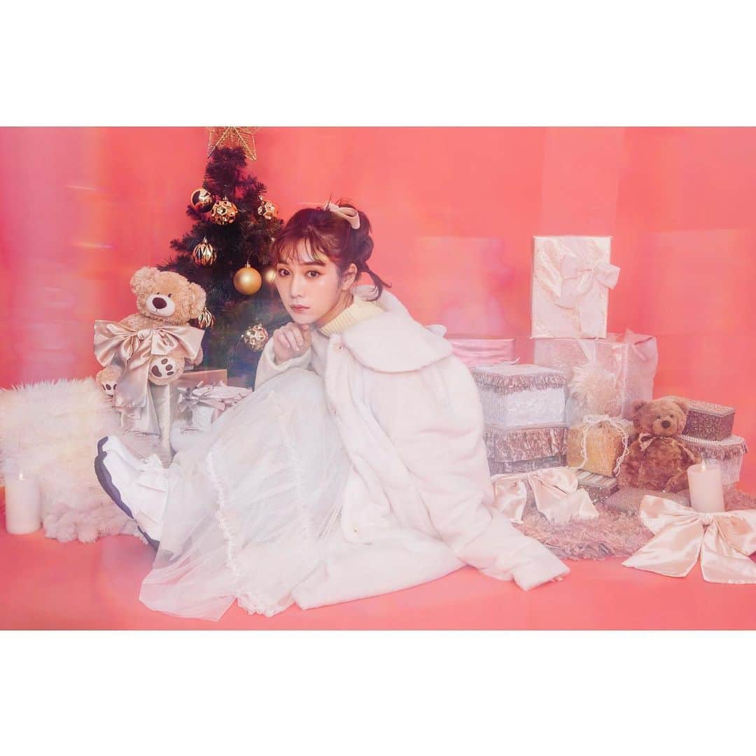 板橋よしえのインスタグラム：「. 🎄 𝙲𝚑𝚛𝚒𝚜𝚝𝚖𝚊𝚜 𝙳𝚊𝚝𝚎 𝚂𝚃𝚈𝙻𝙴 🧸  Model : @iamyukaf  Photographer : @fujii_yui  Hair Make-up : @ksyknk  Prop Styling: @kyaro25  Edit & Text @sayotan_  Design : @odag_works ﻿  #candystripper #古川優香」