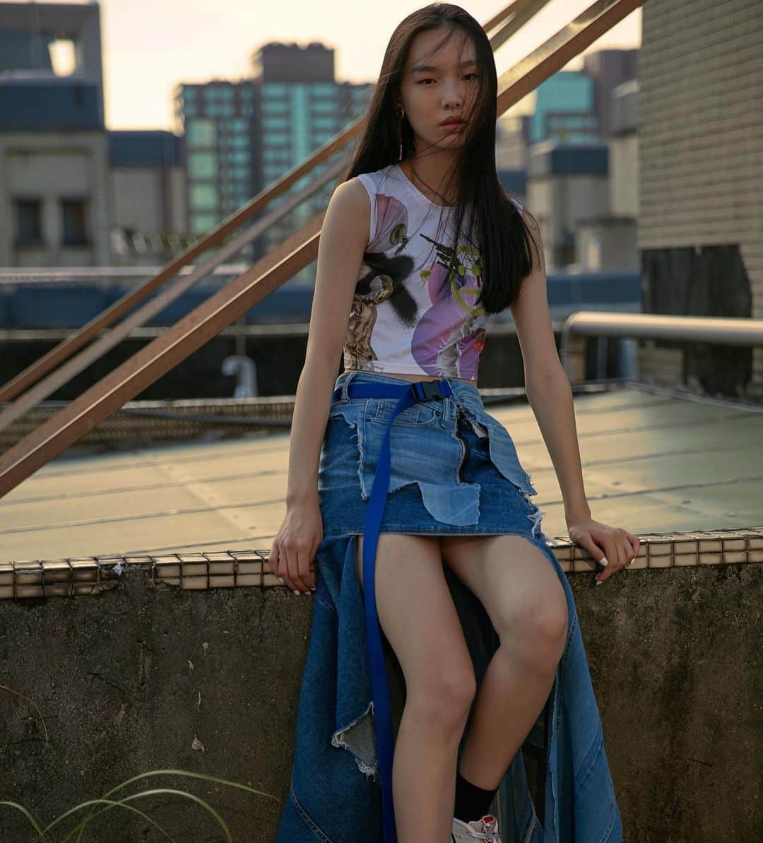 Vogue Taiwan Officialさんのインスタグラム写真 - (Vogue Taiwan OfficialInstagram)「#VogueFashionNow 台灣在地虱目魚鱗也可以製成布料？被譽為「環保界的一顆叛逆星星」的台灣設計師Jenn Lee，在位於台北的展演空間濕地benue打造了她的「精神時光屋」、一窺她的SS21創作心路，更邀請大家免費進入探索參觀✨﻿ ﻿ 從蒐集素材開始，像是與工廠收集瑕疵織帶創作，呈現創意發想來源-觀世音身後自在的彩帶、與網友們徵求淘汰的牛仔衣物，以及運用台灣在地虱目魚鱗，抽紗製成膠原蛋白布料，完美詮釋了在地廢棄食材的循環利用，解構再造賦予廢料新生命。再到最終發表，成為此回展覽中的「成果展出」的空間，透過展覽收錄發表 #JENNLEE 2021春夏作品。﻿ ﻿ @jennlee_official   🖋 #itstifflu」11月27日 15時33分 - voguetaiwan