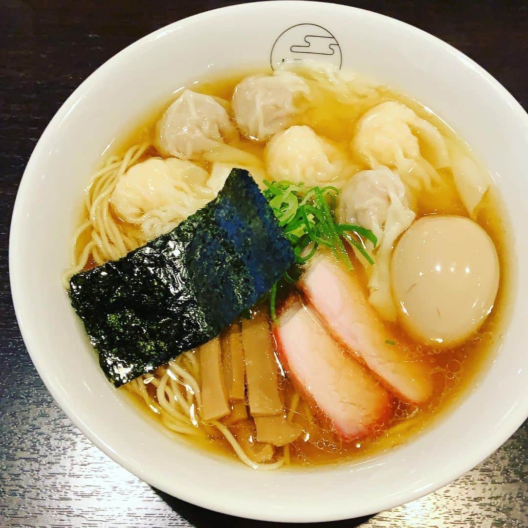 志摩有子さんのインスタグラム写真 - (志摩有子Instagram)「久しぶりに八雲のワンタン麺。黒醤油と白醤油のハーフ＆ハーフに。パツパツ麺に美味しいスープをたっぷり含んだピロピロのワンタンがたまらない。  #特製ワンタン麺」11月27日 15時34分 - ariko418