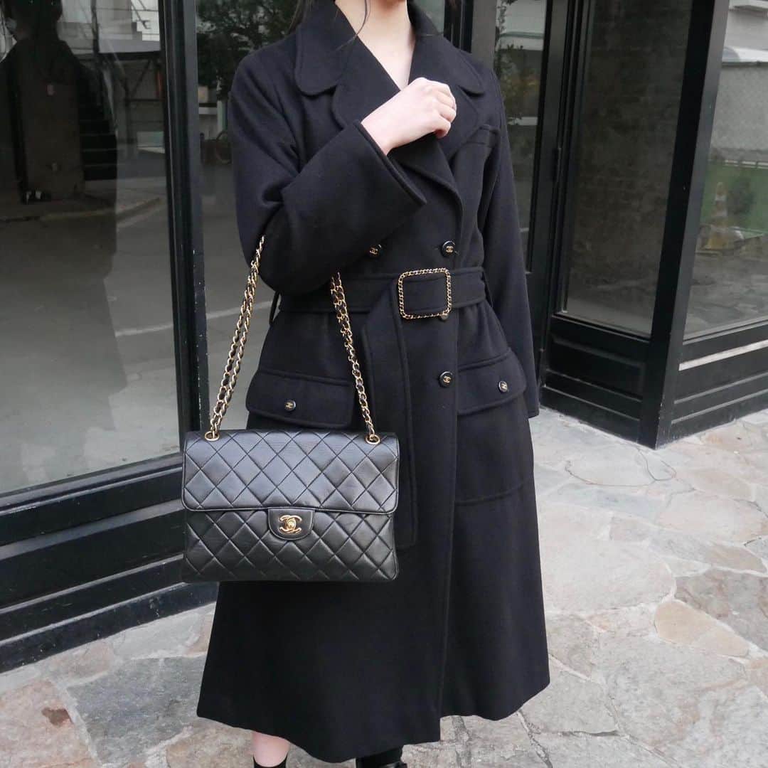 Vintage Brand Boutique AMOREさんのインスタグラム写真 - (Vintage Brand Boutique AMOREInstagram)「Vintage Chanel cashmere coat. No size description (about #34-36)  This item is a store limited item, DM us to order⛸  Free Shipping Worldwide 📩DM for more info and pricing  ➡️info@amorevintagetokyo.com   #VintageChanel #ChanelCoat #chanelclothes #ChanelBag #chanelstyle」11月27日 15時35分 - amore_tokyo
