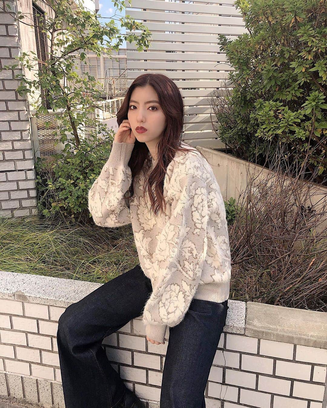 高村 楓のインスタグラム：「. . 前回の投稿に沢山のいいねやコメント、 直接ご連絡下さった方々ありがとうございました🥰🥰 . 幸せを噛み締めております。。（笑） . そして最近のお気に入りニット🧶 #フラワージャガーニット 立体的なデザインが可愛い〜🌼 . #MURUA#murua_snap#murua_by_staff#code#fashion #ムルーア#ニット#コーデ#ファッション」