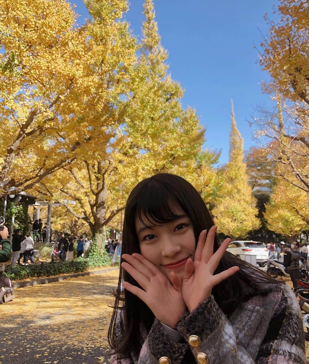 朝日奈芙季さんのインスタグラム写真 - (朝日奈芙季Instagram)「🍂﻿ ﻿ ﻿ 今年も銀杏並木をみにいけて﻿ よかったです☺︎﻿ ﻿ ﻿ もうすぐ11月も終わり...🍁﻿ ﻿  ﻿ 今年はいつもに増して、﻿ 1年が終わるのが早いな〜😳😳﻿ ﻿ ﻿ 寒くなってきたので、﻿ 体調には気をつけてくださいね♡」11月27日 15時38分 - fuki_asahina_official