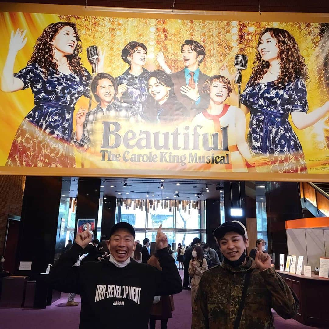 松本康太さんのインスタグラム写真 - (松本康太Instagram)「『Beautiful』今日は8.6秒バズーカーはまやねんとミュージカルを帝国劇場に観に行きました♪ 凄い迫力！出演者&スタッフこれぞプロフェッショナル(*^O^*)  #ミュージカル #beautiful #帝国劇場 #水樹奈々 さん#観劇 #レギュラー松本 #あるある探険隊 #86秒バズーカー #はまやねん」11月27日 21時10分 - aruarutankentai.matsumoto