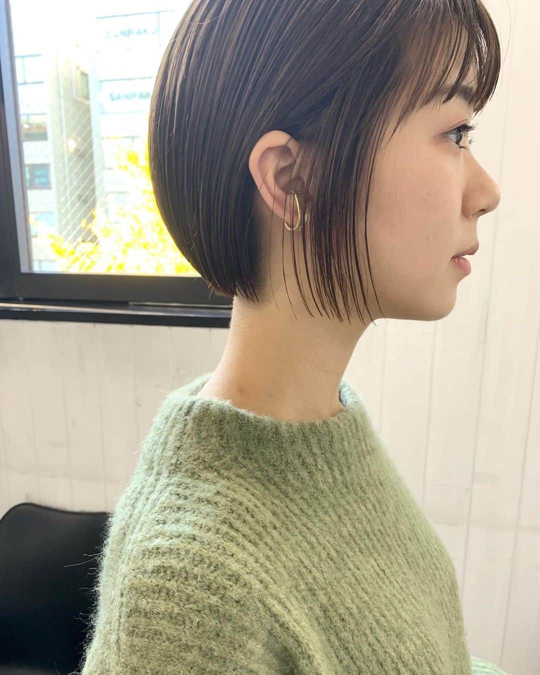 Ramie 山下未紗さんのインスタグラム写真 - (Ramie 山下未紗Instagram)「_ mini bob☺︎ 順調に伸びてきています😚 ショート→ボブになる途中✨ 倉澤さんいつもありがとうございます♡ . ショートは、後頭部の丸みをだし、 毛先の質感は柔らかくカットするのが 女性らしく仕上がります✌︎ . 2回目以降のお客様にもご来店しやすいように 【2回目以降もご利用可能な割引クーポン】 をご用意させて頂いております^ ^✨ . HOTPEPPERのページにて ご確認下さいませ✨ . 毎日のお仕事や家事、子育てで忙しい女性にも 楽にお洒落を楽しんでもらえるような ヘアスタイルを提案させて頂きます🕊🍃 . 同じ女性だからこそ、 皆さんのライフスタイルを理解し、 長い間寄り添っていける関係を 造っていけたらと思ってます☺︎ . ご予約はTOP又はDMより！ もちろん、DMからのご相談もお待ちしております！ . 【衛生ガイドライン】 ・出勤スタッフの削減 ・出勤前の体温チェック、 　こまめな手洗い消毒とうがい ・スタッフ全員のマスク着用 ・窓の開放による換気と、 　高性能空気清浄機の設置 ・セット面の間隔、 　お客様同士の間隔を広く ・お客様毎の席の消毒 （滞在時間はお客様専用の席とします) . 【以下に該当するお客様のご来店をお控え下さい】 ・感染者、及び感染の疑いがある方 ・体温が37.5度以上ある方 ・だるさ（倦怠感）や息苦しさ（呼吸困難）がある方 ・咳が頻繁に出る方 ・感染濃厚接触者と思われる方 ・１４日以内海外渡航歴がある方  １日も早く平凡な日々が訪れるますように。 皆様のご健康を心よりお祈り申し上げます。  場所： KILLA(旧RODGE)  東京都渋谷区神宮前6-18-14 JS神宮前プロパティ４F TEL：03-6712-6360  #ショート#ショートヘア#ショートボブ#大人ショート#ハンサムショート#丸みショート#ショートヘア#マッシュショート#ヘアアレンジ#大人ヘア#バッサリカット#シースルーバング #サイドシルエット#イメチェン#髪質改善#小顔カット#小顔効果#イルミナカラー#本田翼#グレージュ#ミルクティーベージュ#ベージュカラー#外国人風カラー#ブリーチなし #ginza#gisele#fudge#cluel#ar」11月27日 21時10分 - misa_yamashita