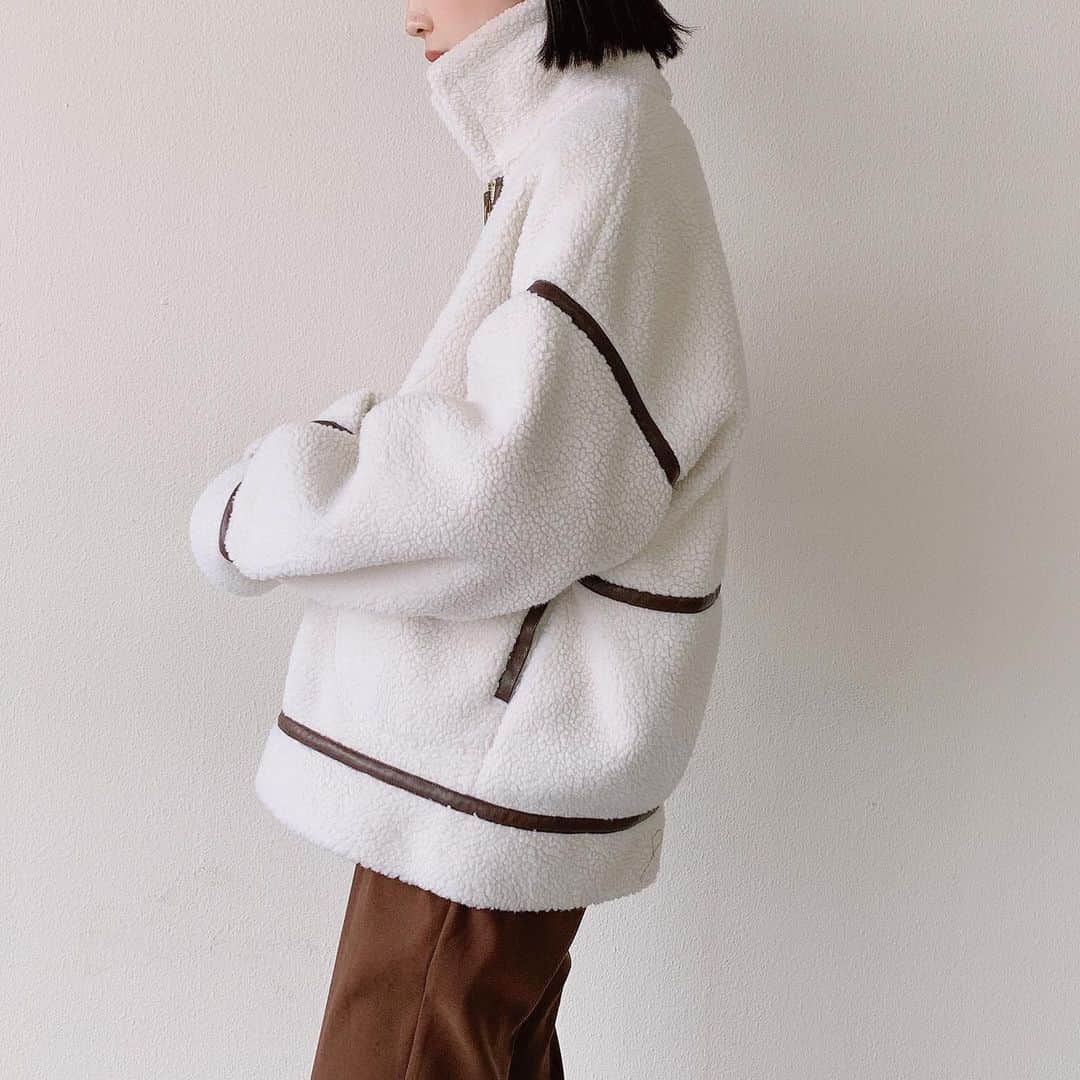 Vannie Officialのインスタグラム：「【VANNIE U ボアムートンリバーシブルショートコート】5,900+tax ⠀ model:168cm ⠀  《styling》 1着で2着分楽しめちゃう♡2way仕様のボアムートンコート♪いつものコーデにプラスするだけで、一気に旬顔スタイルに◎ パンツ合わせてスタイリッシュに合わせたり、ワンピースやスカートで女の子らしく合わせたり、カジュアルに可愛く着こなせる一押しアウターです♡  ⠀ 《detail》 たっぽりしたオーバーシルエットがたまらなく可愛い♪厚手のニットなども楽々着込んで頂けます◎ 合皮のパイピングデザインでトレンド感溢れるスタイルに！  ⠀ 《fabric》 もこもこ可愛いボア面と、風を通しにくいスエード面で、リバーシブルでお使い頂けます◎ ⠀ ⠀ ⠀ #vannie_u#ヴァニーユー #ZOZOでしか買えない⠀⠀  お問い合わせはDMまでご連絡ください‪‪☺︎‬」