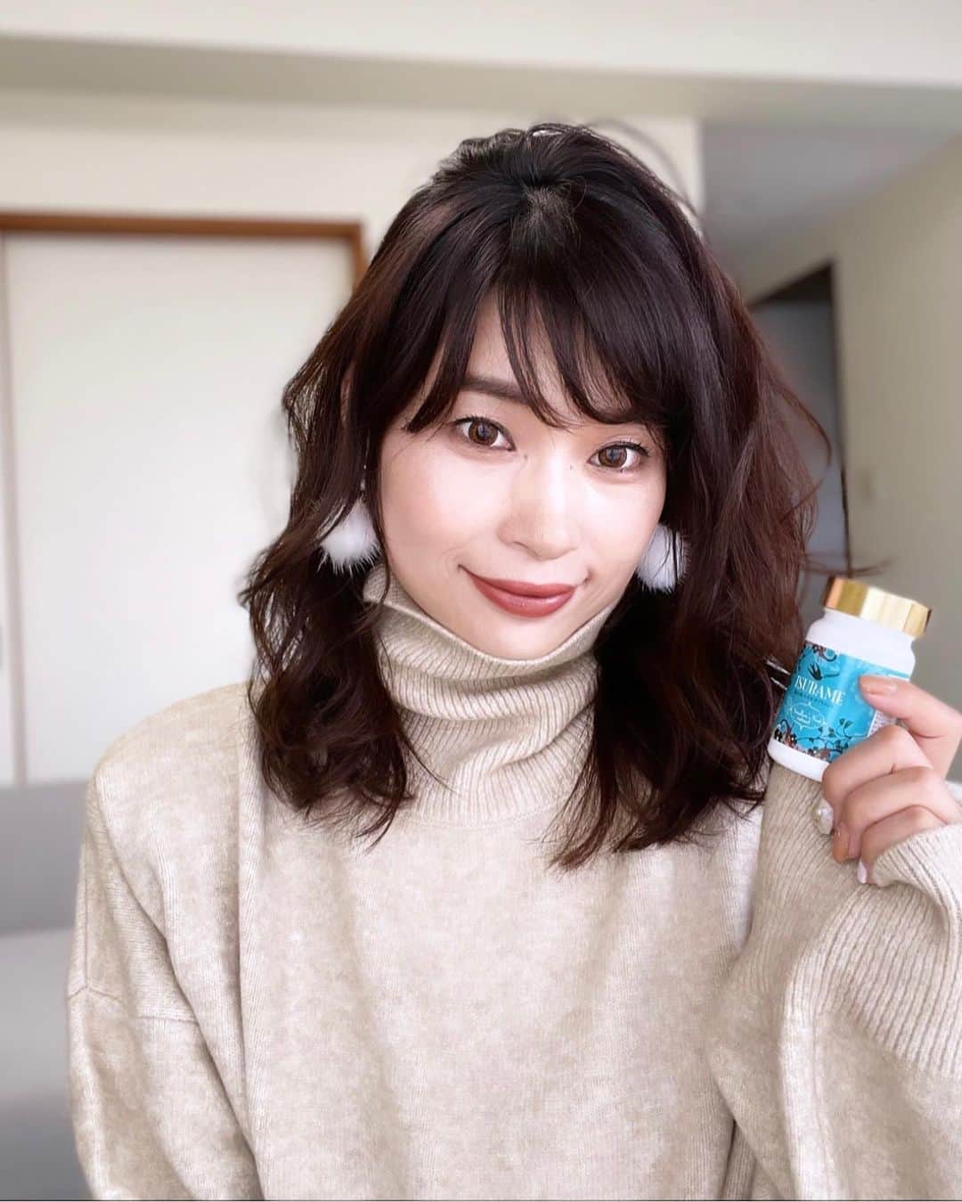 三佐和あやのインスタグラム：「こんばんは🌙 絶世の美女として有名な「楊貴妃」も美容のために好んで食べてたり、セレブ モデル 美容家の間でも 美容にいいって知られている﻿ ツバメの巣がサプリになったよ𓈒𓏸𓐍﻿  @flow.yakuhin  ﻿  🧑🏻‍🦳「ツバメの巣って 崖に登ってとるやつやろ」﻿ 👧「ツバメの巣とどいたからびっくりした」﻿ ﻿ 「ママがツバメの巣を飲みだした」と 我が家で話題になったサプリw﻿ 男女関係なく 健康と美容にとてもいいのよ♪﻿ しかも かなり手頃な価格になってるんです〜﻿ ﻿ ——————-...—————————﻿ ᴡᴇʙ ꜱʜᴏᴘ 限定で 70%𝙊𝙁𝙁なので﻿ わたしは 3つもGET！𓅿﻿ 12月31日まで限定キャンペーンですので﻿ 要チェックです〜✨﻿ ——————-...—————————﻿ ﻿ ﻿ 【 𓅿ツバメの巣を飲む理由 】﻿  𖤐健康のために﻿ シアリル糖たんぱくやペプチドなどのほか、未だ分析 されていないたくさんの有効成分が含まれていて﻿ 病気の予防や感染、健康維持に係わっていると言われています。﻿ 産後にもいい！！﻿ ﻿  𖤐美容のために﻿ ツバメの巣エキスを補給することで肌本来の力を助け、古い角質が肌に長期間留まること を防ぎ、加齢とともに低下する皮膚細胞の新生を促進することが期待できる﻿ ﻿ 表皮のハリや弾力に関係する成分コラーゲン、エラスチン、ヒアルロン酸などを産生する重要な細胞 F.G.F. (線維芽細胞増殖因子)を増やしダメージを受けてしまった皮膚や 粘膜を修復する﻿ 、皮膚にハリを与えることが期待できる﻿ ﻿  𖤐中でも「アナツバメの巣」は﻿ 「とっておきの美容食」と言われるほど、﻿ 美容成分が豊富です✨﻿ ﻿ というわけで﻿ キッチンのカウンターにいつも置いてて﻿ 1日3粒 飲んでいます♪   𖤐インフルエンザ感染阻害にも効果的です。﻿ ﻿ パッケージも かわいいよね𓆸 ﻿ ﻿ ﻿ #pr #美容 #美 #美肌 #保湿 #アンチエイジング #エイジングケア #エイジング #アラサー #アラフォー  #お洒落 #健康 #妊活 #大人かわいい #コロナに負けるな #コロナ対策 #オススメ #サプリメント #サプリ #免疫力アップ #健康食品 #健康生活 #スーパーフード #風邪予防 #ママ #3児ママ」