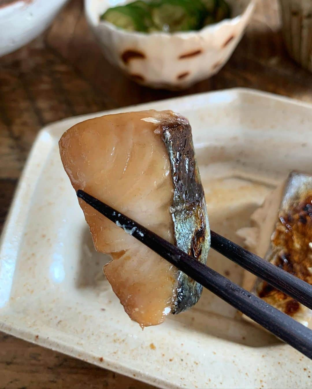 かおしさんのインスタグラム写真 - (かおしInstagram)「こんな時間ですが、今日の朝ごはん。 梅ごはん🍚 サワラの柚庵焼き🐟 おでん🍢 ベーコンとブロッコリーのペペロン炒め🥦🥓 ピリポンきゅうり🥒 お茶🍵  サワラの柚庵焼きは、食べチョク(@tabechoku )さん経由で届いた【伊吹島プロジェクト(@ibukikamaage )】さんのもの。 柚子しょうゆに漬け込んだ瀬戸内のサワラが、食べやすい大きさで冷凍されていて、必要な量だけ取り出してレンジ＋フライパンの簡単調理で食べられます。 全工程合わせて10分ほどで食べられるので、朝ごはんに最適👏 簡単で食べやすい上に、味付けが美味しい‼︎💯 このサイズは、お弁当に少し入れたりするのにも便利だね✨  食べチョクさんでは、「産地直送」ではなく「農家直送」で、生産者さんから安心安全な商品を購入することができます🥬🐟 食べチョクさんのアカウントのトップページからHPに飛べるので、チェックしてみてくださいね😉 👉 @tabechoku   📢お知らせ📢 2020/11/19〜2020/11/30の期間中、農家さん・漁師さんから直接食材をお取り寄せできる「食べチョク」で使える300円クーポンが発行されています💁‍♀️  クーポンコード👉insta11ca  今月中が期限なので、ぜひ使ってみてね😉 あと、コロナ復興支援で送料(クール・冷凍代も)無料の商品もたくさんあるので、ぜひ一度見てみてほしいっ😃 質が良く安心安全で美味しいものを、ちょっとお得に買えるチャンスですっ‼︎💃  #朝ごはん #朝食 #breakfast #gohan #私のおいしい写真 #foodporn #onthetable #foodstagram #暮らし #おうちごはん #instafood #うつわ #器 #wp_deli_japan #おうちごはんlover # #IGersJP #とりあえず野菜食 #フーディーテーブル #キッチングラム #てづくりごはん365 #pr」11月27日 21時07分 - cao_life