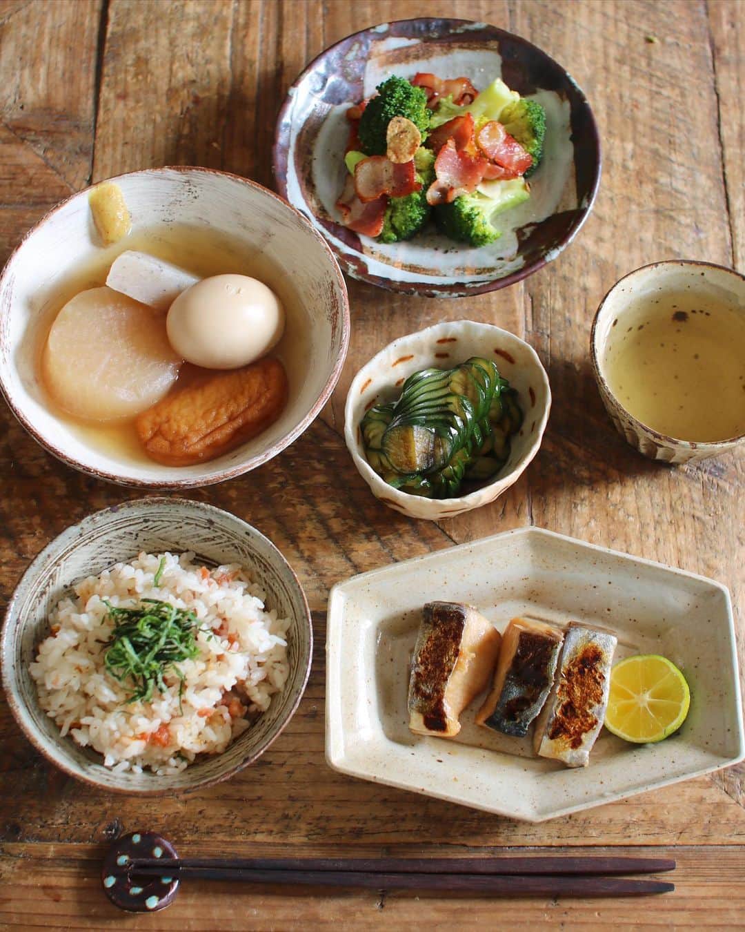 のインスタグラム：「こんな時間ですが、今日の朝ごはん。 梅ごはん🍚 サワラの柚庵焼き🐟 おでん🍢 ベーコンとブロッコリーのペペロン炒め🥦🥓 ピリポンきゅうり🥒 お茶🍵  サワラの柚庵焼きは、食べチョク(@tabechoku )さん経由で届いた【伊吹島プロジェクト(@ibukikamaage )】さんのもの。 柚子しょうゆに漬け込んだ瀬戸内のサワラが、食べやすい大きさで冷凍されていて、必要な量だけ取り出してレンジ＋フライパンの簡単調理で食べられます。 全工程合わせて10分ほどで食べられるので、朝ごはんに最適👏 簡単で食べやすい上に、味付けが美味しい‼︎💯 このサイズは、お弁当に少し入れたりするのにも便利だね✨  食べチョクさんでは、「産地直送」ではなく「農家直送」で、生産者さんから安心安全な商品を購入することができます🥬🐟 食べチョクさんのアカウントのトップページからHPに飛べるので、チェックしてみてくださいね😉 👉 @tabechoku   📢お知らせ📢 2020/11/19〜2020/11/30の期間中、農家さん・漁師さんから直接食材をお取り寄せできる「食べチョク」で使える300円クーポンが発行されています💁‍♀️  クーポンコード👉insta11ca  今月中が期限なので、ぜひ使ってみてね😉 あと、コロナ復興支援で送料(クール・冷凍代も)無料の商品もたくさんあるので、ぜひ一度見てみてほしいっ😃 質が良く安心安全で美味しいものを、ちょっとお得に買えるチャンスですっ‼︎💃  #朝ごはん #朝食 #breakfast #gohan #私のおいしい写真 #foodporn #onthetable #foodstagram #暮らし #おうちごはん #instafood #うつわ #器 #wp_deli_japan #おうちごはんlover # #IGersJP #とりあえず野菜食 #フーディーテーブル #キッチングラム #てづくりごはん365 #pr」