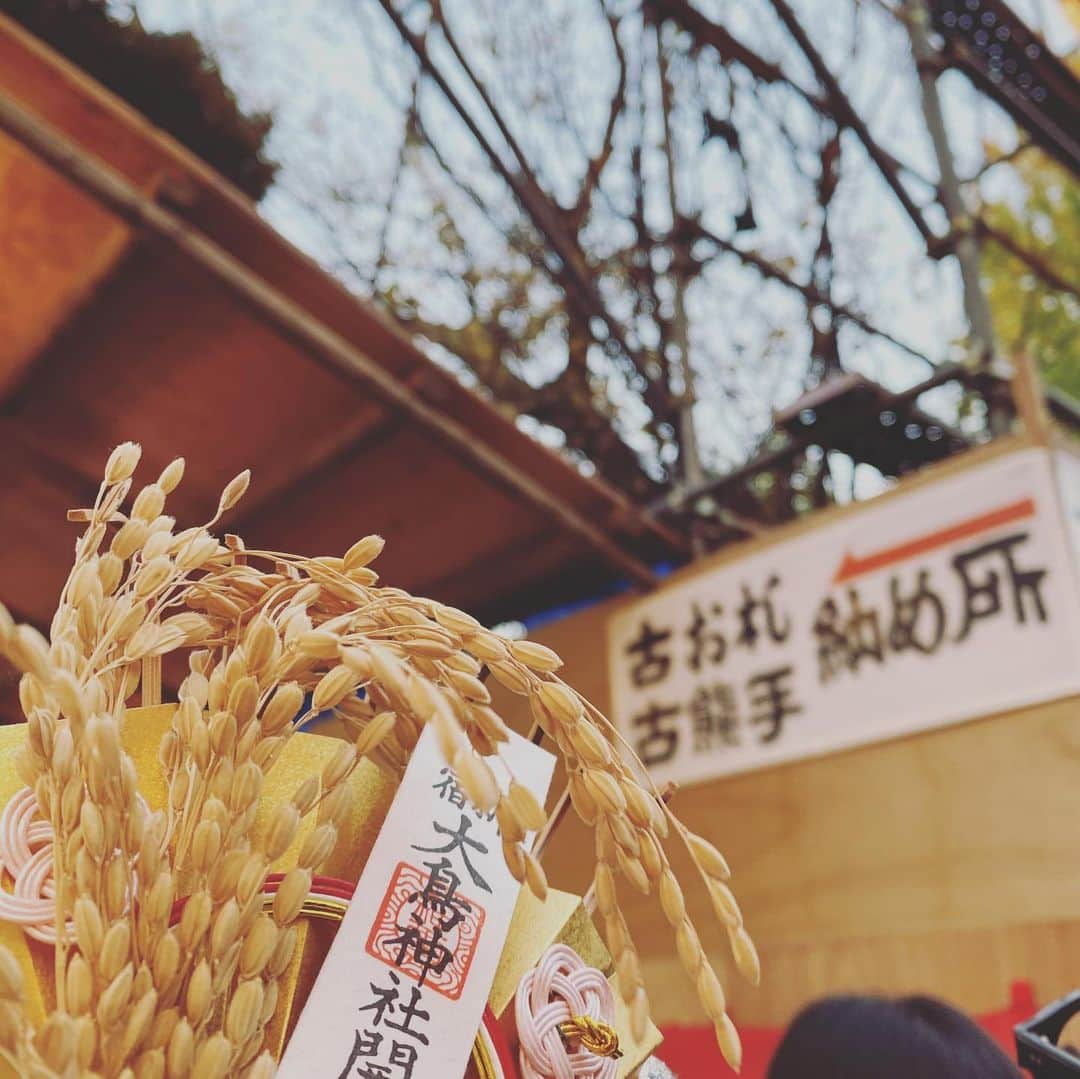 味岡ちえりのインスタグラム：「昨日は花園神社酉の市、三の酉へ！ 古い熊手を納めて、新しい熊手をいただいてきました✨ 家の周りのお散歩くらいしか出歩いてなかったので、久しぶりの遠出… 御朱印をいただいたら桜紅茶まで🌸‼️嬉しい〜☺️ 帰りに御神籤ひいたら大吉でした😎 火事が起きません様に…  #味岡ちえり #花園神社酉の市  #三の酉 #三の酉まである年は火事が多いらしい #御朱印　#桜紅茶」