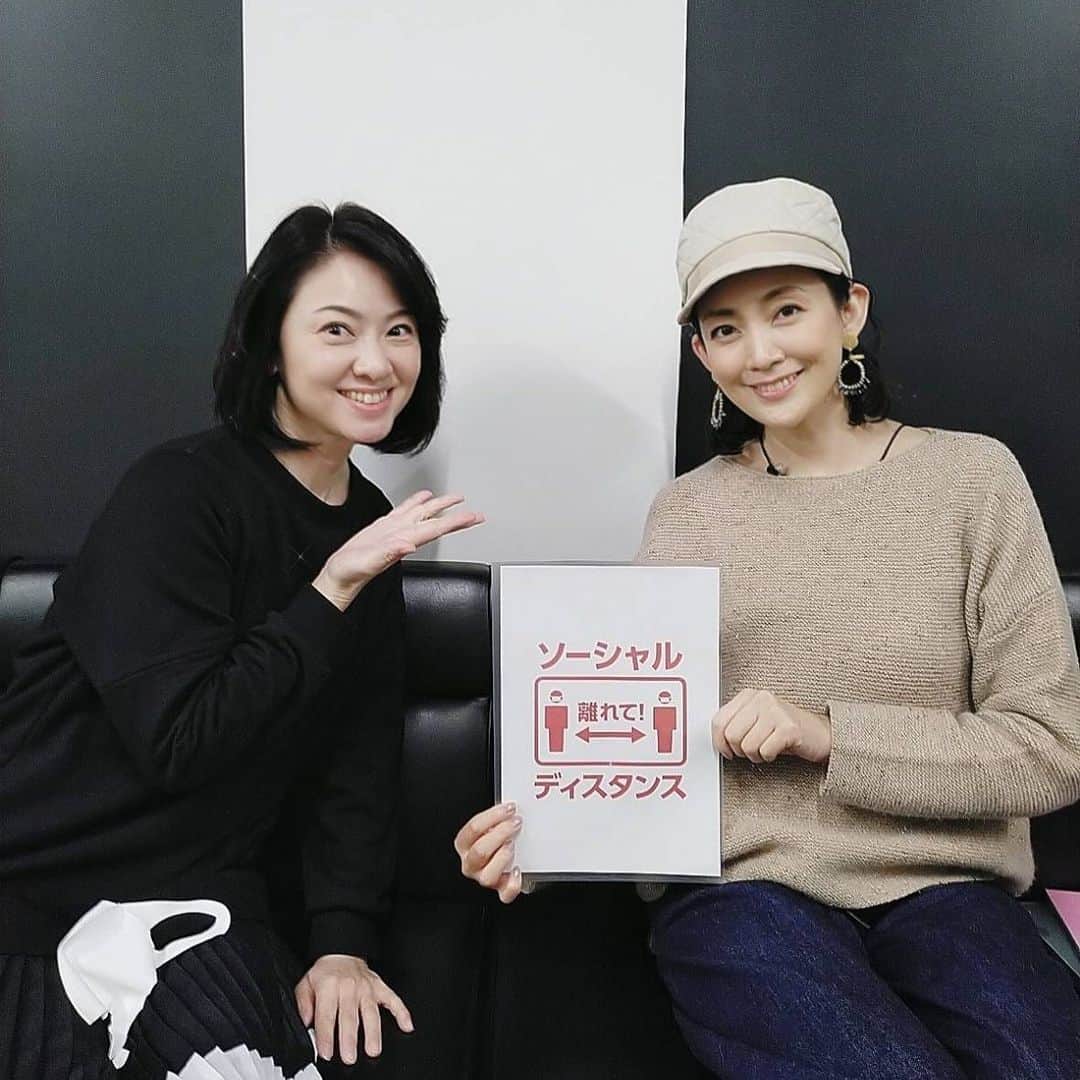 田中美里のインスタグラム：「久しぶりの声のお仕事で 偶然、別の収録に来ていた 魏涼子さまに逢えた！ @ryoko_gi   ほんとにすごい偶然！  以前放送された ドラマ「それぞれの断崖」 の役では ママとホステスの間柄。  その以前にも声のお仕事でも 共演させていただいてます。  魏さんはいるだけで周りがパッと明るくなる素敵なお方。  #魏涼子　さん #久しぶりに逢えて嬉しい」