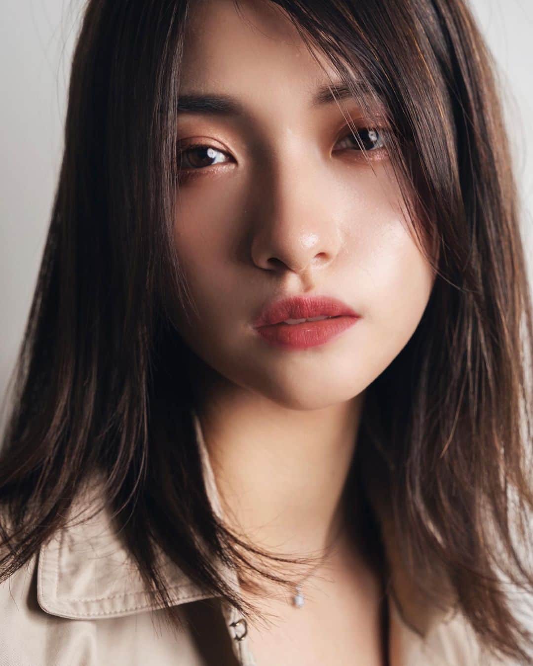 masayuki nittaのインスタグラム：「最近ハマりにハマっている﻿ M.A.Cのアイシャドウ﻿ ﻿ ﻿ ダズルシャドウ スローファストスロー﻿ をアイホール全体に﻿ ﻿ ﻿ リップは﻿ Burberryのリキッドリップベルベット﻿ ﻿ ﻿ Burberryコスメは日本撤退してしまったので﻿ 大事に使ってます﻿ 早く海外に行って化粧品を買い漁りたい、、💄」