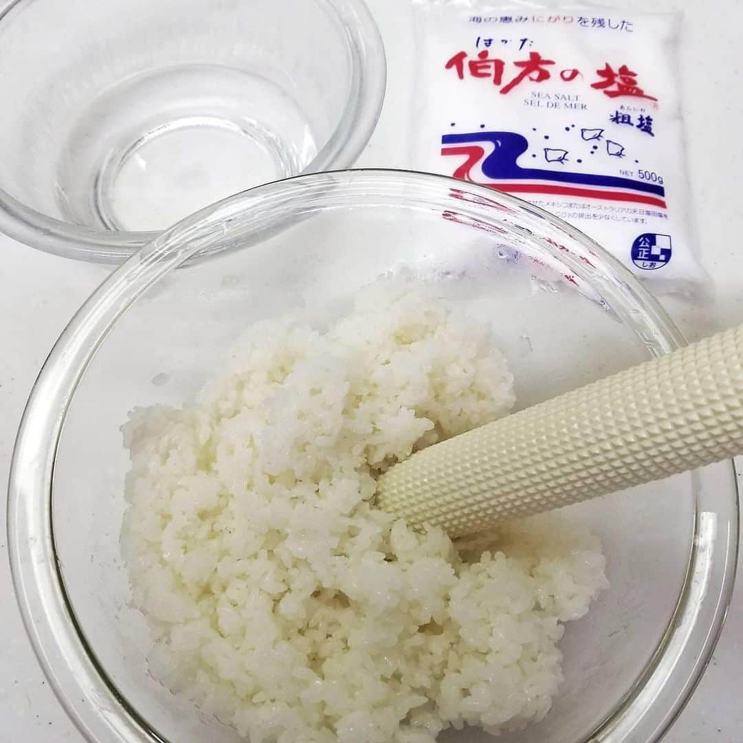伯方塩業株式会社 伯方の塩さんのインスタグラム写真 - (伯方塩業株式会社 伯方の塩Instagram)「. #repost @m__prost 様 【きりたんぽ鍋】 新米でつくったきりたんぽとっても美味しそうですね😋💓 つくる時のPOINTは濃い塩水を上手に使うこと☝️ これだけでグツグツ煮ても崩れないそうです！ 塩ってすごい😊👏 . 実はきりたんぽを食べたことがない私…💦 初めてのきりたんぽ鍋は @m__prost 様レシピで決まりです💁🎶 . ごぼうや舞茸のうま味が溶けだした出汁を吸ったきりたんぽとだまっこは絶対美味しいですよね🥰 あぁ～はやく食べたい～！ . 〰️〰️〰️〰️〰️〰️〰️〰️〰️〰️ . きりたんぽ鍋(#レシピあり )  子供の頃、田舎でおばあちゃんが囲炉裏に棒を立てて焼いてくれたことを思い出しながら、私はグリルやフライパンで焼いてます。 半分は丸めてだまっこに。 濃い塩水につけてあるから、ぐつぐつ煮ても崩れません😊✌  焼いたきりたんぽと丸くて焼いてないだまっ子の食感の違いが楽しい。 子供達がせりを食べられなくてずっと水菜でしたが、今年からやっとせりも登場~❤😋 ごぼうや舞茸や鶏肉の旨味の溶け込んだおつゆも最高〰！  きりたんぽやだまっこが無くなったら、うどんを入れても美味しいですよ！  簡単レシピ 手作りきりたんぽ、だまっこ  ごはんの準備 米　　　　2合 塩(私は伯方の塩粗塩)　　　　大さじ1~ 水　　　　1リットル 片栗粉　　　大さじ2~4くらい  塩と水を合わせて濃い塩水を作る。(これを使うことで、煮崩れないだまっこになります。実家では片栗粉も使わずに、濃い塩水だけで煮崩れていませんでした) ①ご飯を普通に炊き、 めん棒などでおはぎくらいに潰す。 ②少し潰したら片栗粉をまんべんなく振り入れ、さらに潰す。 途中でうまく潰せなくなったら、塩水を少し足すとうまく潰せます。  だまっこ ①手に塩水をつけて、親指と人差し指で丸を作ったくらいの丸に丸めて、塩水に漬ける。 ②5~6個作って漬けたら、次のものと交代させるくらいの感じで取り出して、皿にのせておく。(私は取れやすくするために、一応オーブンペーパーにのせてます)  きりたんぽ ①手に塩水をつけて、割り箸に12~15cmくらいにご飯を竹輪のようにつける。厚みは1~1.5cmくらい。 ②フライパンや魚焼きグリルで焦がさないように周りに焼きめがつくかつかないかくらいの状態まで焼く。 ③味噌をつけてさらに焼いて食べても美味。鍋に入れる時は、割り箸を抜き取る。  きりたんぽ鍋(約4人分) 鶏もも肉 　1~2枚 長ネギ 2本~ せり(苦手なら水菜で) 1~2束(根っこもきれいに洗って使います) ごぼう 1本 舞茸 200g~ 糸こんにゃく　　1~2パック 豆腐 1~2丁 めんつゆ(市販の比内鶏のきりたんぽ用つゆも美味！)　　　適宜  準備 ・ごぼうはささがきにして水に漬け、ザルに上げる。 ・鶏肉、せり、豆腐は食べやすく切る。 ・糸こんにゃくは、砂糖大さじ1と合わせてよく揉み、さっと洗って食べやすく切り、めんつゆに漬ける。(しなくても可。こうすると味がよく染みます)  作り方 ①鍋にうどんより少し薄味くらい(煮詰まるので少し薄め)のスープを作り、 ごぼうと鶏肉を入れて煮る。 ②舞茸を入れてしばらく煮て、 ③豆腐、糸こんにゃくを加えて温まったら、 ④食べやすく斜めに切ったきりたんぽ、だまっこ、せりを入れてさっと煮て出来上がり。  地方や家庭によってもいろいろな物を加えるようなので、お好みで足してみてください。 実家は焼き豆腐を使っていました。  #きりたんぽ #きりたんぽ鍋 #だまっこ鍋 #手作りきりたんぽ #あきたこまち #新米 #家呑み #晩ごはん #料理好きな人と繋がりたい #クックパッド #おうちごはんLover #おうちごはん #フーディーテーブル #マカロニメイト #キッチングラム #レシピブログ #snapdish #EATPICK #EATPICKアンバサダー #伯方の塩 #伯方の塩粗塩 #第3期はかたのしおアンバサダー #家飲み部」11月27日 15時40分 - hakatanoshio_official