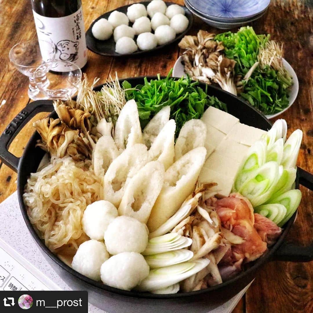 伯方塩業株式会社 伯方の塩さんのインスタグラム写真 - (伯方塩業株式会社 伯方の塩Instagram)「. #repost @m__prost 様 【きりたんぽ鍋】 新米でつくったきりたんぽとっても美味しそうですね😋💓 つくる時のPOINTは濃い塩水を上手に使うこと☝️ これだけでグツグツ煮ても崩れないそうです！ 塩ってすごい😊👏 . 実はきりたんぽを食べたことがない私…💦 初めてのきりたんぽ鍋は @m__prost 様レシピで決まりです💁🎶 . ごぼうや舞茸のうま味が溶けだした出汁を吸ったきりたんぽとだまっこは絶対美味しいですよね🥰 あぁ～はやく食べたい～！ . 〰️〰️〰️〰️〰️〰️〰️〰️〰️〰️ . きりたんぽ鍋(#レシピあり )  子供の頃、田舎でおばあちゃんが囲炉裏に棒を立てて焼いてくれたことを思い出しながら、私はグリルやフライパンで焼いてます。 半分は丸めてだまっこに。 濃い塩水につけてあるから、ぐつぐつ煮ても崩れません😊✌  焼いたきりたんぽと丸くて焼いてないだまっ子の食感の違いが楽しい。 子供達がせりを食べられなくてずっと水菜でしたが、今年からやっとせりも登場~❤😋 ごぼうや舞茸や鶏肉の旨味の溶け込んだおつゆも最高〰！  きりたんぽやだまっこが無くなったら、うどんを入れても美味しいですよ！  簡単レシピ 手作りきりたんぽ、だまっこ  ごはんの準備 米　　　　2合 塩(私は伯方の塩粗塩)　　　　大さじ1~ 水　　　　1リットル 片栗粉　　　大さじ2~4くらい  塩と水を合わせて濃い塩水を作る。(これを使うことで、煮崩れないだまっこになります。実家では片栗粉も使わずに、濃い塩水だけで煮崩れていませんでした) ①ご飯を普通に炊き、 めん棒などでおはぎくらいに潰す。 ②少し潰したら片栗粉をまんべんなく振り入れ、さらに潰す。 途中でうまく潰せなくなったら、塩水を少し足すとうまく潰せます。  だまっこ ①手に塩水をつけて、親指と人差し指で丸を作ったくらいの丸に丸めて、塩水に漬ける。 ②5~6個作って漬けたら、次のものと交代させるくらいの感じで取り出して、皿にのせておく。(私は取れやすくするために、一応オーブンペーパーにのせてます)  きりたんぽ ①手に塩水をつけて、割り箸に12~15cmくらいにご飯を竹輪のようにつける。厚みは1~1.5cmくらい。 ②フライパンや魚焼きグリルで焦がさないように周りに焼きめがつくかつかないかくらいの状態まで焼く。 ③味噌をつけてさらに焼いて食べても美味。鍋に入れる時は、割り箸を抜き取る。  きりたんぽ鍋(約4人分) 鶏もも肉 　1~2枚 長ネギ 2本~ せり(苦手なら水菜で) 1~2束(根っこもきれいに洗って使います) ごぼう 1本 舞茸 200g~ 糸こんにゃく　　1~2パック 豆腐 1~2丁 めんつゆ(市販の比内鶏のきりたんぽ用つゆも美味！)　　　適宜  準備 ・ごぼうはささがきにして水に漬け、ザルに上げる。 ・鶏肉、せり、豆腐は食べやすく切る。 ・糸こんにゃくは、砂糖大さじ1と合わせてよく揉み、さっと洗って食べやすく切り、めんつゆに漬ける。(しなくても可。こうすると味がよく染みます)  作り方 ①鍋にうどんより少し薄味くらい(煮詰まるので少し薄め)のスープを作り、 ごぼうと鶏肉を入れて煮る。 ②舞茸を入れてしばらく煮て、 ③豆腐、糸こんにゃくを加えて温まったら、 ④食べやすく斜めに切ったきりたんぽ、だまっこ、せりを入れてさっと煮て出来上がり。  地方や家庭によってもいろいろな物を加えるようなので、お好みで足してみてください。 実家は焼き豆腐を使っていました。  #きりたんぽ #きりたんぽ鍋 #だまっこ鍋 #手作りきりたんぽ #あきたこまち #新米 #家呑み #晩ごはん #料理好きな人と繋がりたい #クックパッド #おうちごはんLover #おうちごはん #フーディーテーブル #マカロニメイト #キッチングラム #レシピブログ #snapdish #EATPICK #EATPICKアンバサダー #伯方の塩 #伯方の塩粗塩 #第3期はかたのしおアンバサダー #家飲み部」11月27日 15時40分 - hakatanoshio_official