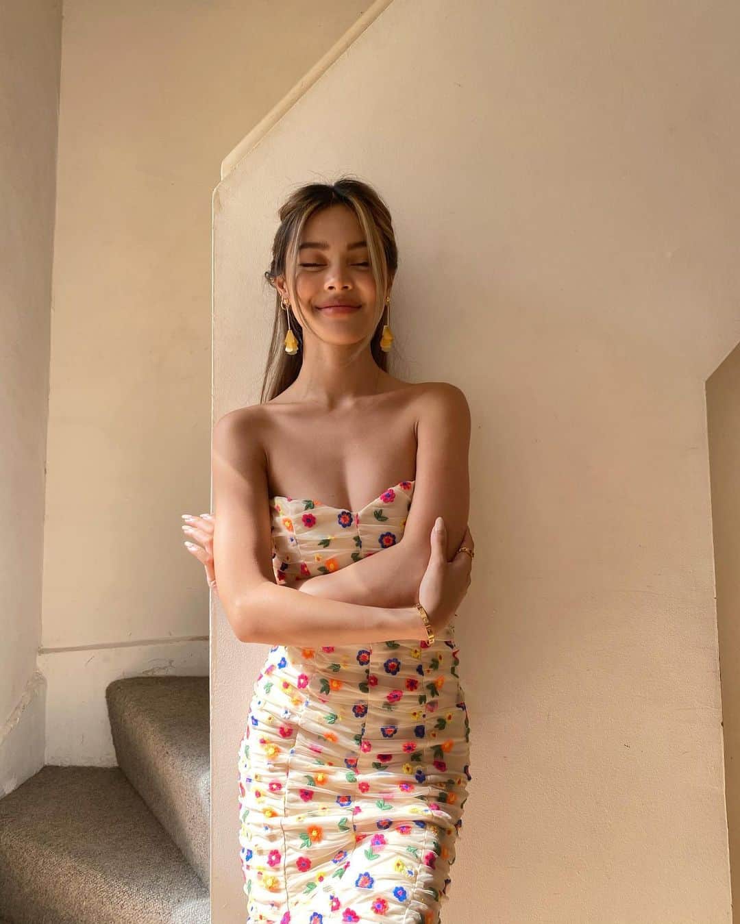 リリーマイマックのインスタグラム：「Friday mood! 😆 @loversfriendsla @revolve」