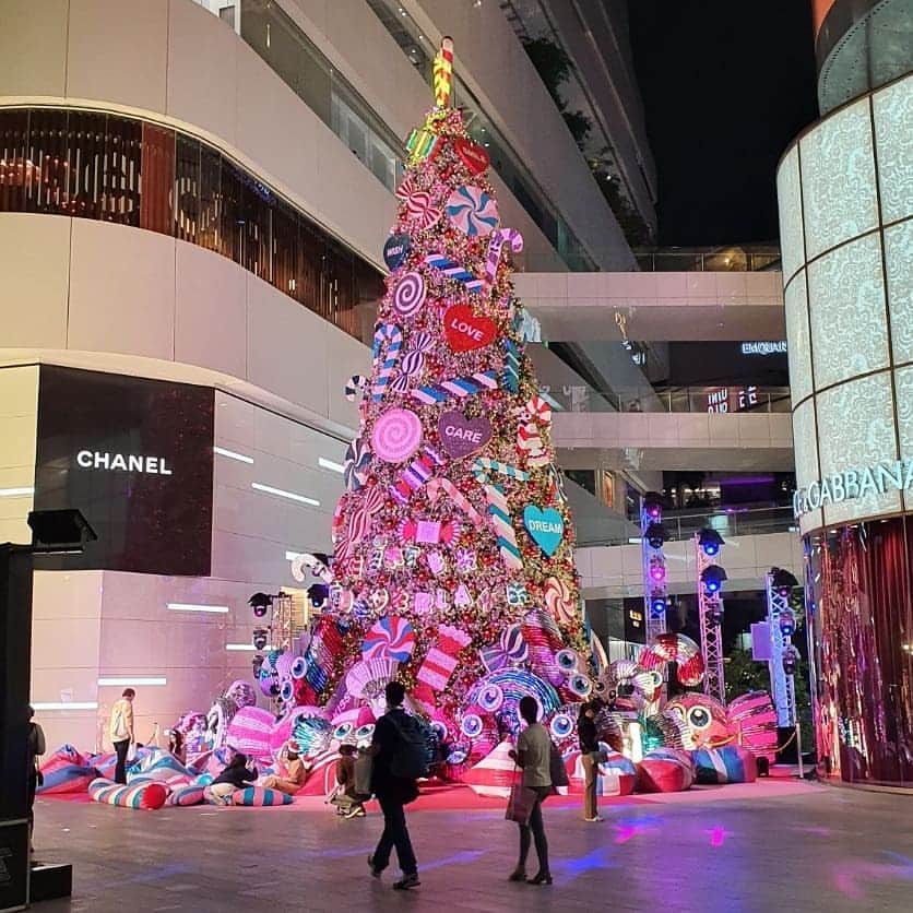 でいぜろバンコクのインスタグラム：「X'mas event at EmQuartier🎄 年末年始頃までほぼ毎週末芸能人呼んだイベントやってます。  タイのアイドル#trinity やら、#bnk48 とかも目の前で無料ライブが見れますので行ってみては🚶‍♂️」
