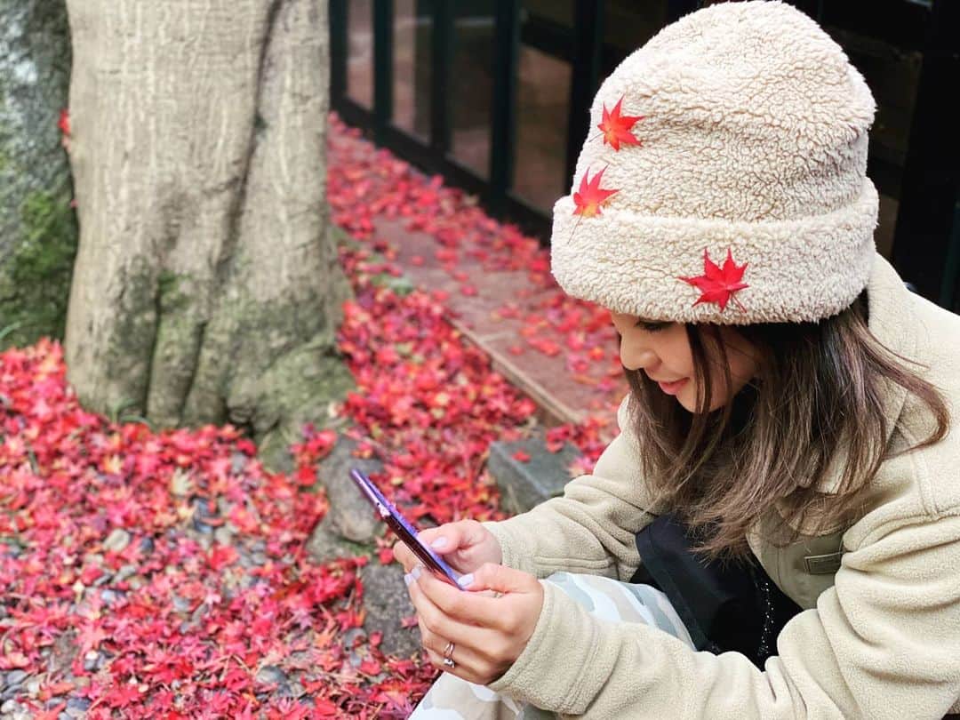 藤森由香のインスタグラム：「３度目のアンバサダー投稿です。今回の機種は5G対応のXperia 5 II 📱  ハイスペックなXperia 1 IIと同じ様なスペックに！さらにXperia 1 IIからのこの機種へはさらに改良されていて120Hz駆動、最大240Hzの高速タッチ検出タッチレスポンス。 高速向上したけど、Xperia 5よりちょっと軽く少し薄くなりました。  なので凄く簡単に説明すると、小さくて軽いけどスペックが高い📝  写真は先日行った飛騨高山で秋を写真に収めてきたもの🍁  使ったのはカメラ機能のPhotography Pro📸と、スローモーションモード。 連写機能もXperia 5より速くなったので一瞬をとらえられます。 さらにRAWで写真が撮れるなんて一眼レフみたいです💫  これから携帯を変える方に是非チェックしてもらいたいオススメの機種です ☺  #Xperiaアンバサダー #Xperia5II #Sony #PhotographyPro #pr」