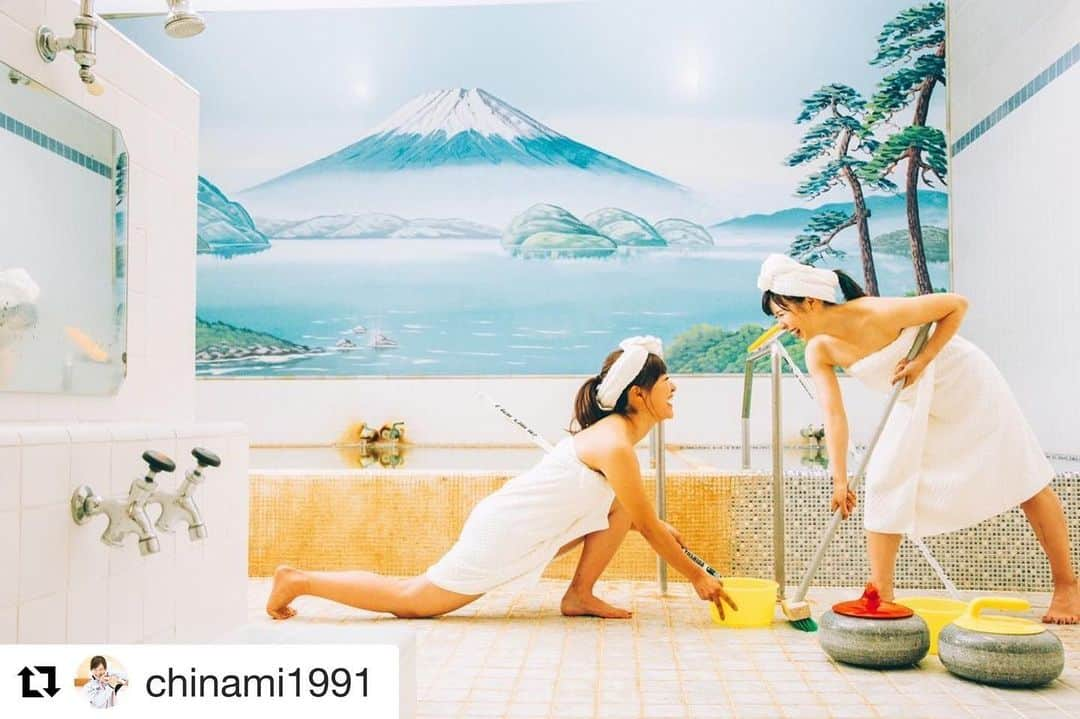 吉田夕梨花さんのインスタグラム写真 - (吉田夕梨花Instagram)「#Repost @chinami1991 with @get_repost ・・・ ・2021 Curling Cares Calendar ・ 世界のカーリング選手が登場するチャリティーカレンダー Curling Cares Calendarに来年度2021年は日本から 吉田知那美・夕梨花の吉田姉妹が参加しました！ 今年はスペシャルエディションとして、現役の男女カーラーに問わず、姉妹、家族、カップル、レジェンドなどが一堂に会する特別バージョン！ 購入していただいた売り上げは吉田姉妹のチャリティー希望先である団体へ寄付されます。 ・ そしてなんと、2020年12月10日（木）より、 日本専用オンラインショップ（BASE）での発売が決定しました！ これに先立ち、北見市内限定で明日11月26日より数量限定店頭販売を開始します！北見市内での店頭販売は、 ①ネッツトヨタ北見北見本店  ②北見石油 ③清月（一番街本店・屯田支店） の３社にご協力いただきます。 （無くなり次第店頭販売は終了いたします。） また、ネット販売に合わせて12月10日頃より どうぎんカーリングスタジアム内札幌カーリング協会でも限定50冊ですが販売いたします。 （今後取り扱い先が増えた場合には随時お知らせいたします。） ・ 今年はウイルスの影響を考慮し、オンラインショップをメインとした販売にし、店頭販売は限定部数を限られた場所のみで行うことをご理解いただければと思います。 北海道外のみなさんは、来月オンラインで購入頂けますので楽しみにしていてください！🎁 （ちなみにカレンダーの写真はこの写真ではないので、手元に届いてからのお楽しみです！） ・ 【ネッツトヨタ北見株式会社】 @netzkitami_pipit 北海道北見市東三輪三丁目２２番地 【株式会社清月】 @akaisairo_official  一番街本店　北海道北見市北一条西一丁目 屯田支店　北海道北見市とん田西226-1 【北見石油株式会社】 北海道北見市とん田西町378番地2 【寄付先】 チャイルド・ケモ・ハウス @childchemohouse  ・ 【photographer】 大石祐介(MARCOMONK) @yusuke_oishi_marcomonk  【director】 髙山慶太  【location】 ザレイクビューTOYA乃の風リゾート（野口観光グループ） ・ #curlingcarescalendar #2021curlingcarescalendar  #curlingcalendar #yoshidasisters #カーリング #wintersports #curling」11月27日 15時55分 - yurikayoshida77