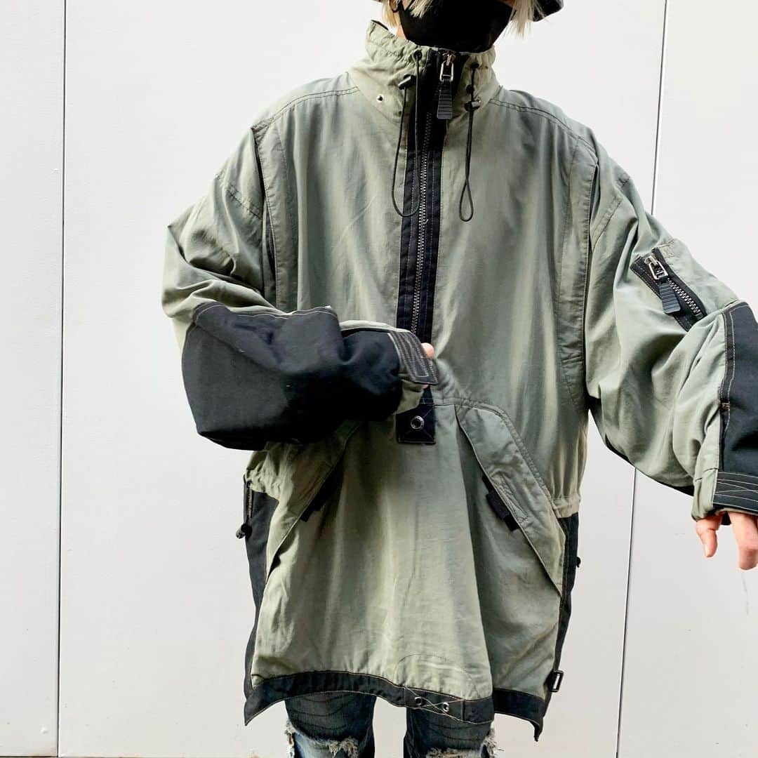 ジャムルさんのインスタグラム写真 - (ジャムルInstagram)「90's BLACKDOT P.O. JKT ¥7200+tax .  90年代BLACKDOT snowboard WEAR。 カーキと黒のツートンで沢山のギミックが格好良いオススメで1枚です。  シルエットもたぼっゆるっと、the90'sなサイズ感。 .  WEB SHOPに入荷しております。 是非ご覧ください。 jammru.com  #お問い合わせはお電話で承ります #jammru #osaka  #fashion  #streetstyle  #streetfashion  #vtg  #vintage  #used  #usedclothing  #古着 #古着屋 #ファッション #70s #80s #90s #ご来店の際はマスクの着用をお願い致します」11月27日 16時05分 - jammru