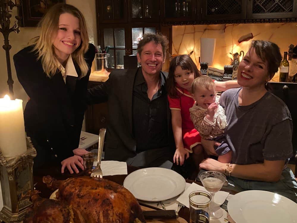 ミラ・ジョヴォヴィッチのインスタグラム：「Happy Thanksgiving everyone! Any excuse to celebrate during the lockdown is great and it was so wonderful with my quarantine family. My eldest daughter @evergaboanderson raided my closet and got dressed up, my mom gave her a killer smoky eye, we did obstacle courses with our 5 year old between cooking all day and the baby is just heaven (apart from nights😂). I’m so grateful to have these incredible humans as my cornerstone. #family」