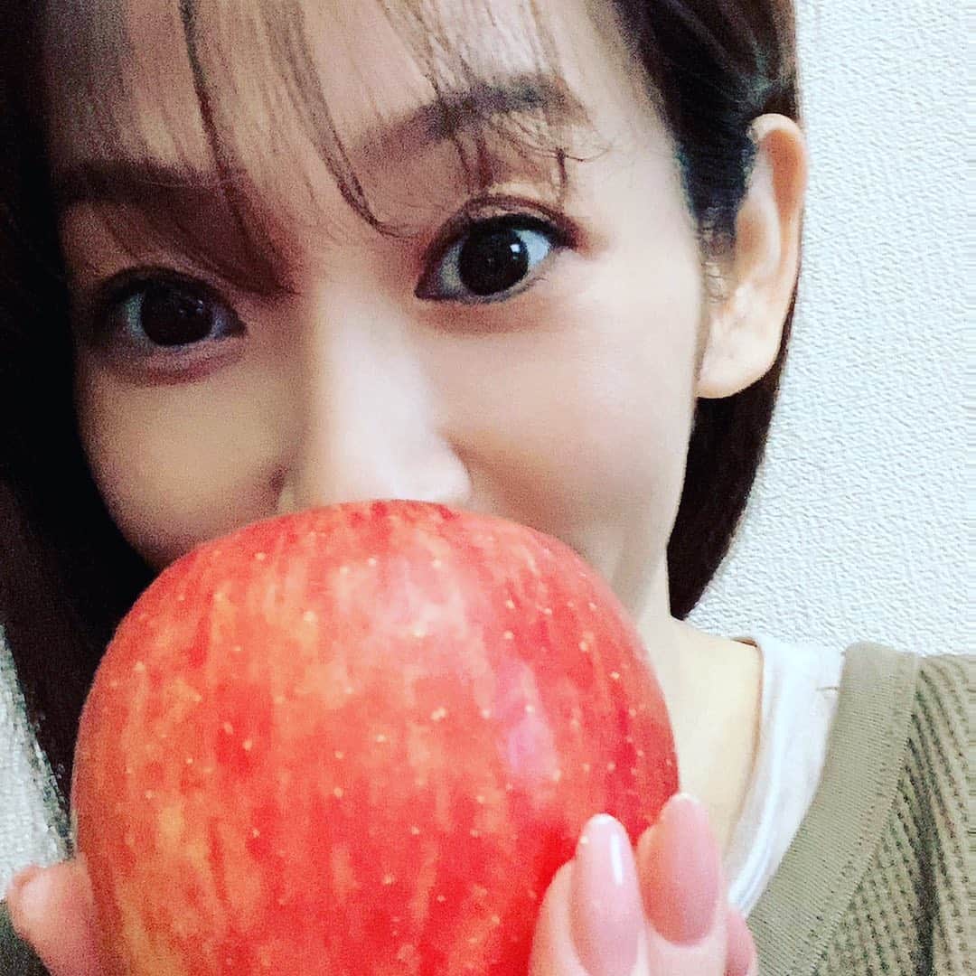 永井裕子のインスタグラム：「毎日りんご一個🍎 色んなことが いい感じぃぃ💚❤️💜🧡💛  #永井裕子  #りんご毎日食べる  #フルーツだいすき女子  #りんごには #いいこといっぱい」