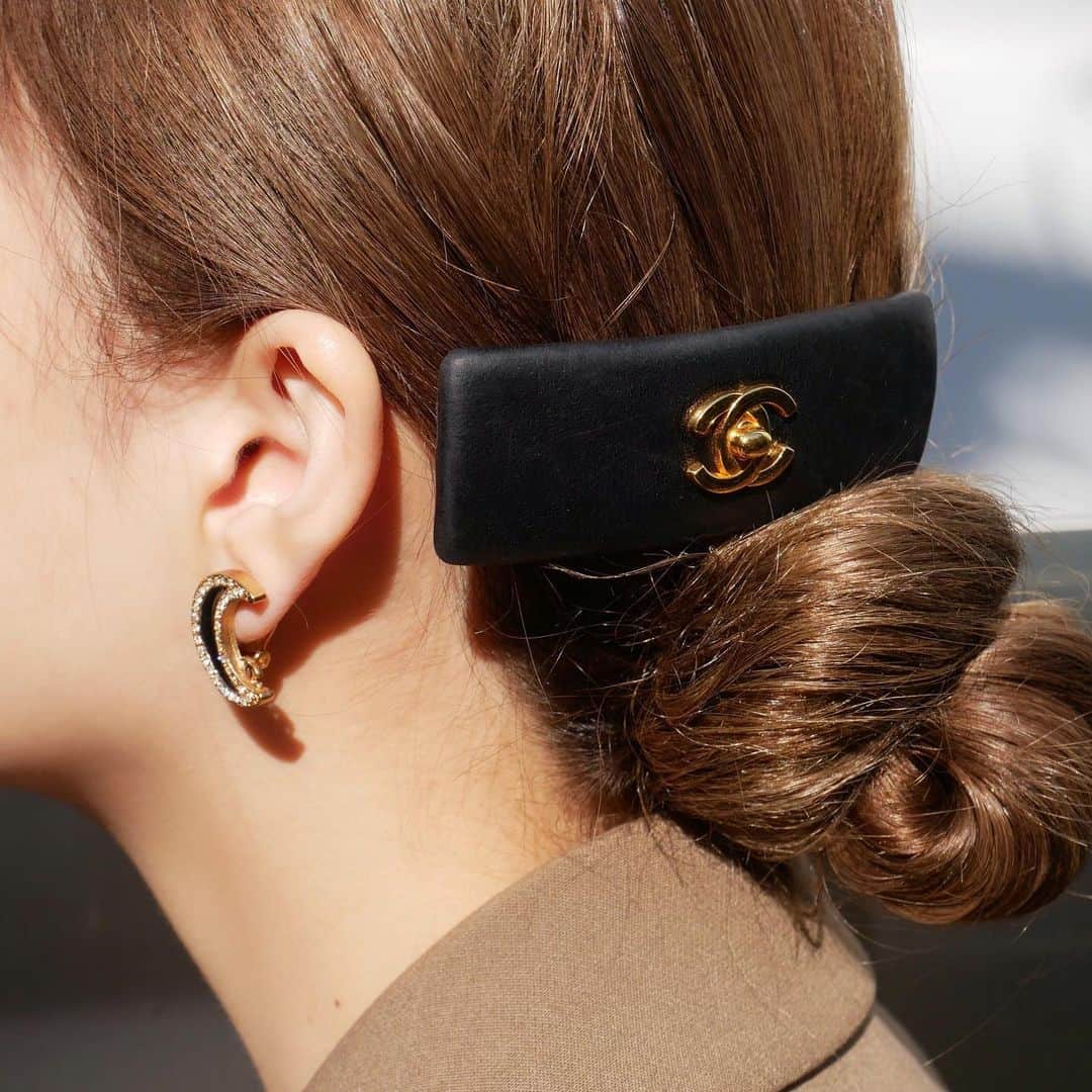 Vintage Brand Boutique AMOREさんのインスタグラム写真 - (Vintage Brand Boutique AMOREInstagram)「Vintage Chanel lamb skin hair clip.  🤍Available online for purchase 🔎Search Code: AO30667.  Free Shipping Worldwide 📩DM for more info and pricing  ➡️info@amorevintagetokyo.com   #VintageChanel #ChanelHairClip #chanelaccessories #chanelcollection #amoretokyo」11月27日 16時01分 - amore_tokyo