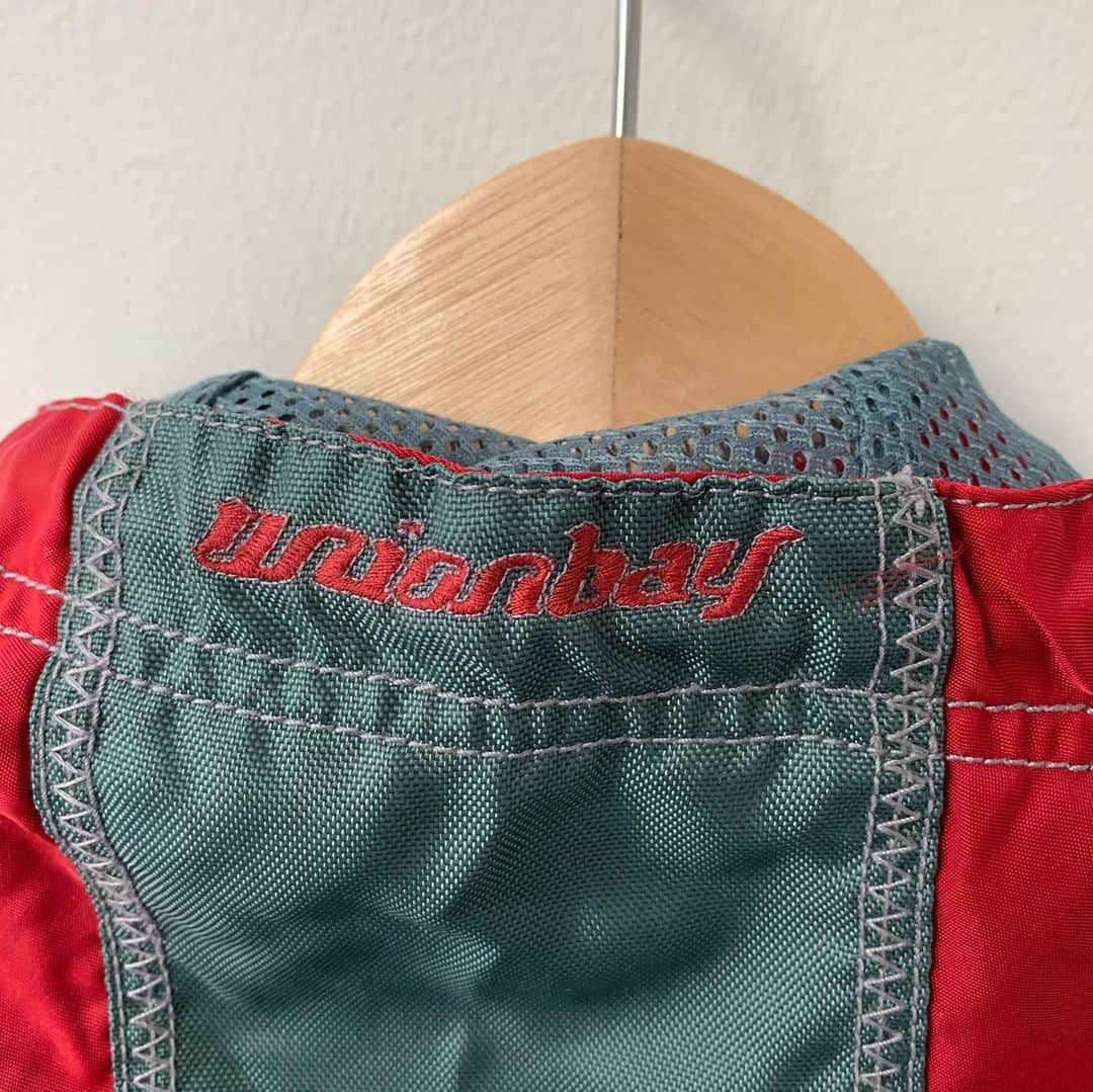 ジャムルさんのインスタグラム写真 - (ジャムルInstagram)「90's UNIONBAY リフレクターラインJKT ¥6800+tax . 90年代UNIONBAY 赤とグレーのツートン、リフレクターライン入りのナイロンジャケット。  シルエットもたぼっゆるっと、the90'sなサイズ感。 .  WEB SHOPに入荷しております。 是非ご覧ください。 jammru.com  #お問い合わせはお電話で承ります #jammru #osaka  #fashion  #streetstyle  #streetfashion  #vtg  #vintage  #used  #usedclothing  #古着 #古着屋 #ファッション #70s #80s #90s #ご来店の際はマスクの着用をお願い致します」11月27日 16時13分 - jammru