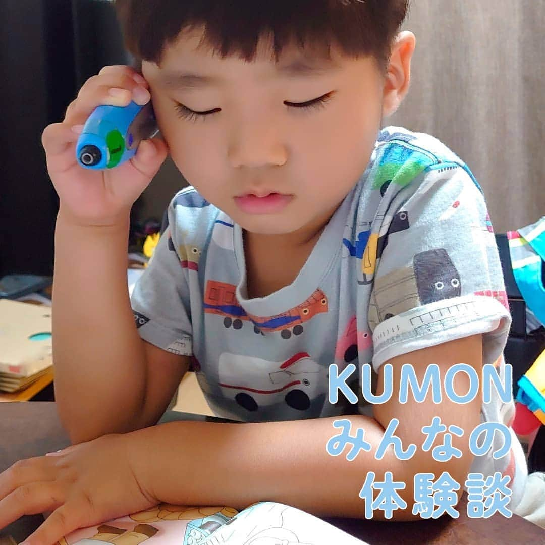 KUMON（公文式・くもん）【オフィシャル】さんのインスタグラム写真 - (KUMON（公文式・くもん）【オフィシャル】Instagram)「【KUMONママに聞く「KUMON学習における体験談」】⁣ 先日ストーリーズで行った「KUMONに通っていますか？」というアンケートで、「通っている」とご回答いただいた方の中から、掲載許可をいただいた方に詳しくお話をお伺いしました🌱⁣ ⁣ アンケートの内容は「KUMON学習における体験談」⁣ ⁣ 実際にKUMONへ通われている方のお話を聞くことで、⁣ これからはじめてみようかな？と考えている、あるいは現在通っている皆さんの参考になれば嬉しいです😊⁣ ⁣ ───────────⁣ ✐ニックネーム：うさぽぴ さん⁣ ✐お住まいの都道府県：栃木県⁣ ✐お子様の年齢：4歳⁣ ✐KUMON歴：3年⁣ ⁣ ＜KUMONをはじめた理由・きっかけ＞⁣ 母親の私自身が、小学生の足し算引き算の段階で苦戦していた時に、KUMONに通ってから計算に対して自信が持てるようになった経験があるため、息子が生後6ヶ月の頃に、ベビークモンを知り、抵抗無く体験申し込みができて、先生との相性も良かったのでベビークモンから始めました。⁣ ⁣ ＜KUMONを続けている理由＞⁣ 早いうちから、数字に対して強くなっていれば、小学生になった時に、授業も余裕を持って取り組めるようになれるかなと思い、国語と英語も同じ理由です。⁣ ⁣ ＜KUMONを続けられる秘訣、工夫点＞⁣ 息子はまだ幼いため、いつも横に座ってやっています。⁣ 残念なから我が子は、集中力が保てないため、飽きてきたなと思ったら、運動会で流れる、クシコスポストを歌って、やる気にさせます。意外に頑張ります。⁣ ⁣ ＜KUMONをはじめたことで感じる子どもの成長＞⁣ 息子は、発語が遅かったため、国語を始めたのは必然的でしたが、保育園では誰よりも先に、数字はもちろん、平仮名カタカナが読めるようになりました。⁣ 英語は、教室に通う歳上のオトモダチが、eペンを使用しているのを見て、やりたくて始めましたが、気がついたら、アルファベットが読めるようになっていて、単語のスペルも言っていたので、驚いています。⁣ ⁣ ＜お写真のエピソード＞⁣ 英語のテキストは、歌のページが大好きです。しっかり耳にあてて聞いています。⁣ ⁣ ───────────⁣ ⁣ 素敵なお写真とお話をありがとうございました！✨ ⁣ ⁣ …⁣ ⁣ うれしい、たのしい、KUMONの毎日♪⁣ ハッシュタグ「 #kumonfriends 」の付いている投稿をご紹介させていただくことがあります📷﻿⁣ ﻿⁣ ※投稿写真は、公式Instagramアカウントの投稿やKUMON BUZZ PLACE WEBサイトにてトリミング、加工の上、使用させていただく場合がございます。﻿⁣ ※画像や動画の無断転載はお断りします。﻿⁣ ※ダイレクトメッセージへの返信はいたしません。⁣ ⁣ ⁣ #くもん #くもんいくもん #やっててよかった公文式 #公文 #公文式 #くもん頑張り隊 #ベビークモン #くもんの宿題 #勉強 #えいご #こくご #さんすう #ママスタグラム #育児中 #子育て #子育てママ #子育てパパ #子育て日記 #成長記録 #幼児教育 #おうち学習 #勉強タイム #子どものいる暮らし #子どものいる生活 #キッズ #kumon #kumonkids #kumontime #くもんママと繋がりたい」11月27日 16時13分 - kumon_jp_official