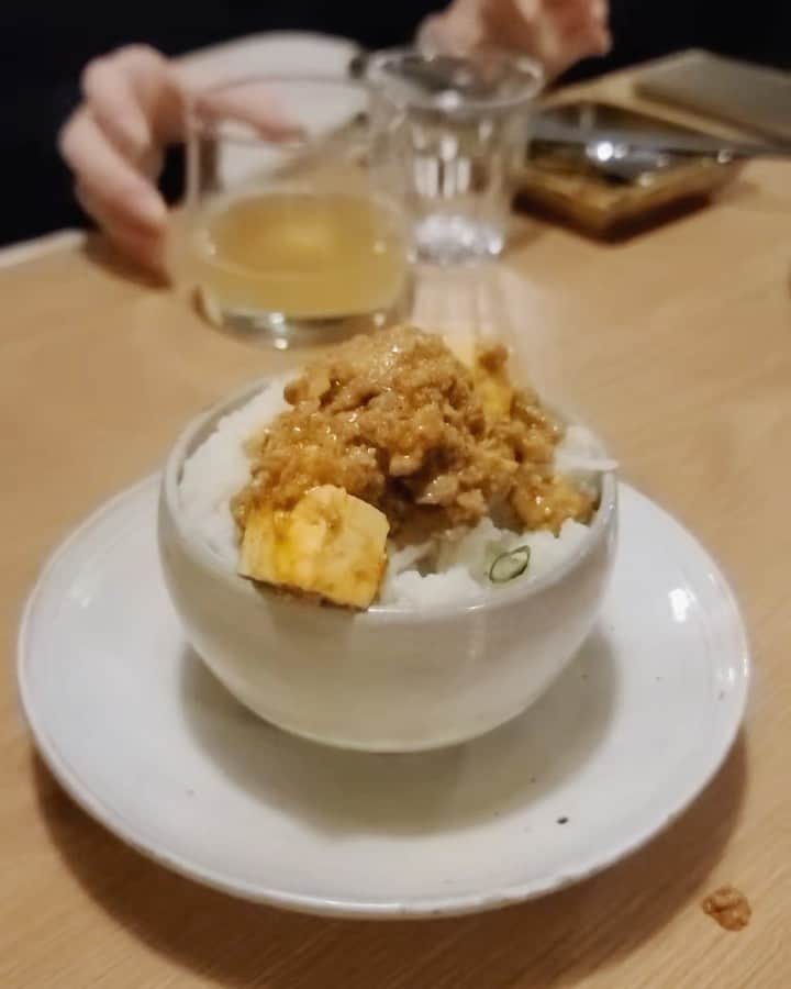 パク・ヨンインのインスタグラム：「안주밥집 @anjubob.zip 이 12월 1일 부터 정식 오픈을 합니다.(당연히 거리두기2단계 지침에 맞게 운영됩니다.) 메뉴개발부터, 술 리스트 등등.. 이번엔 머리 끝 부터, 발 끝 까지 제가 다 기획하고, 만들었어요.. (물론 직원들 도움 없인 못했을 일 입니다) 공간을 기획하고, 메뉴를 개발 하면서 가장 많이 한 생각은 단 하나에요. 어차피 내가 셰프도 아니고, 요리사도 아니기에 그냥 누가 먹어도 맛있고 누가봐도 재미있는 음식을 만들어보자 였습니다. "요리사 처럼 만들수 없기에, 전국 각지에 직접 전화해 신선한 해산물을 받고있고, 세련된 테크닉이 없기에 매일매일 시장에 나가 신선한 식재료를 준비합니다" 그게 우리가 나아가야 할 길이라고 생각해요. 한국인이 가장 좋아하는 음식인 "밥" 밥을 주제로 술 안주를 만들었고(흔히들 밥술 이라고 하죠), 7년간 다양한 식당운영을 통해 얻은 노하우로, 아주 편하게 드실수 있는 다양한 종류의 소요리를 준비했습니다. 너무너무 감사하게도 남은 11월 예약은 거의 마감이 되었고, 12월 예약도 많이 남지 않았어요. 가오픈 4일차에 거리두기 2단계로 상향되어 하루하루가 어려운 상황이지만, 그래도 매일매일 가득 채워주심에 감사합니다. 아직 가야할길이 멀지만, 서두르지 않고 차근차근히 재미나게 풀어볼께요. 많은 사랑 부탁드립니다. #안주밥집 #성수동안주밥집」