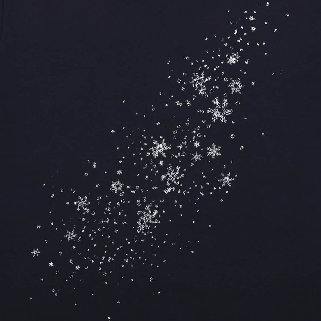 グラニフ graniphさんのインスタグラム写真 - (グラニフ graniphInstagram)「長袖Tシャツ タイポグラフィー クリスタル  さらさらと風に吹かれて舞う雪の結晶。よく見るとグラフィックを構成しているのは、「SNOW」の四文字のアルファベット。  @graniph_official  #グラニフ #graniph」11月27日 16時14分 - graniph_official
