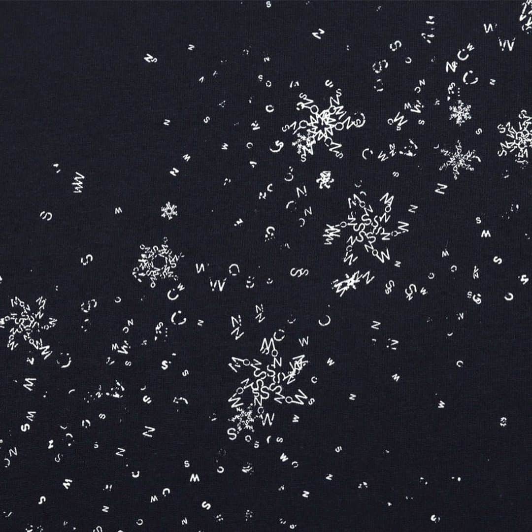 グラニフ graniphさんのインスタグラム写真 - (グラニフ graniphInstagram)「長袖Tシャツ タイポグラフィー クリスタル  さらさらと風に吹かれて舞う雪の結晶。よく見るとグラフィックを構成しているのは、「SNOW」の四文字のアルファベット。  @graniph_official  #グラニフ #graniph」11月27日 16時14分 - graniph_official