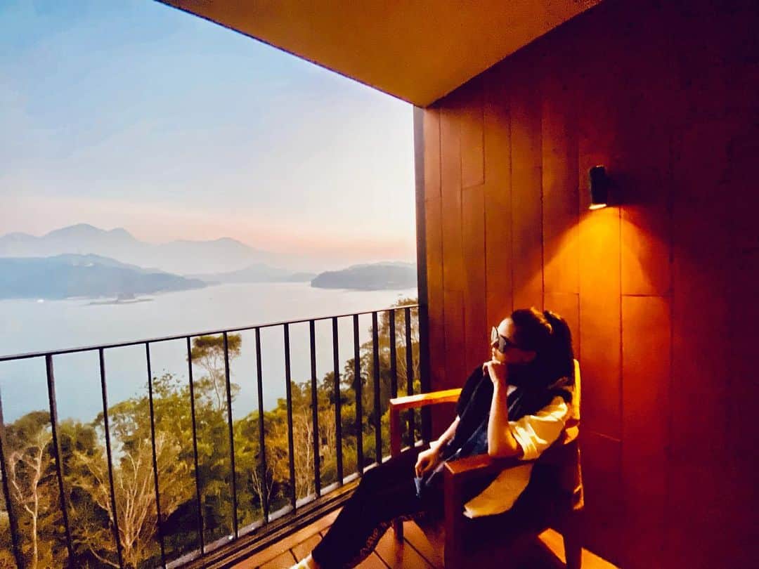 ハンナ・クインリヴァンのインスタグラム：「🌞🌙lake 💕」