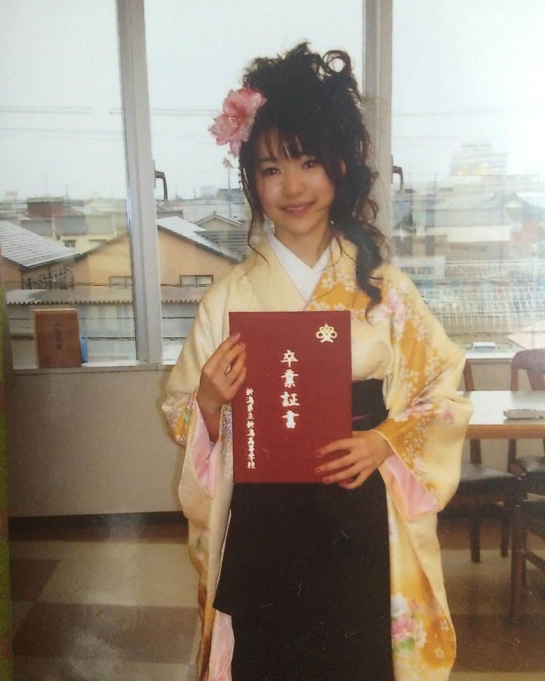有田優理香のインスタグラム：「きょうの「キニナル」は、校則について考えます！ ということで、中高生時代の写真を振り返ってみたのですが、セーラー服を着た中学は真面目そうですが、高校はやんちゃな髪型のものが出てきました…。高校は私服だったので、卒業式は特に華やかでした。  誰のための何のための校則なのか。現状を取材しました！きょう18:15〜のテレビ派をぜひご覧ください！  #広島テレビ　#テレビ派　#キニナル」