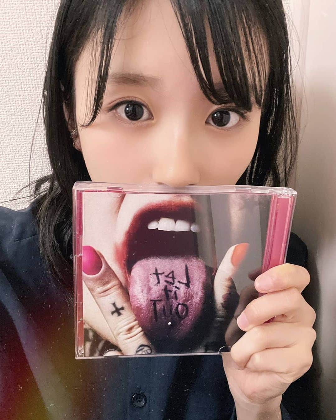 つばきファクトリーさんのインスタグラム写真 - (つばきファクトリーInstagram)「.﻿ ﻿ HYDEさんのNew Single﻿ 「LET IT OUT」﻿ ﻿ ようやく昨日GETできました〜〜👏🏻﻿ 通販じゃなくてCDショップに行って購入するのが﻿ 密かな楽しみだったの🤦🏻‍♀️💗﻿ ﻿ 中には﻿ スッペシャルな応募企画の券も入っていまして、、﻿ ﻿ ま、詳しくは動画みてね笑﻿ ﻿ ﻿ #tsubaki_factory #つばきファクトリー #idol #浅倉樹々 ﻿ #HYDE さん#LETITOUT #カップリングはそうです﻿ #みんな大好き #GLAMOROUSSKY #幸せ﻿ ﻿」11月27日 16時22分 - tsubakifactory_official