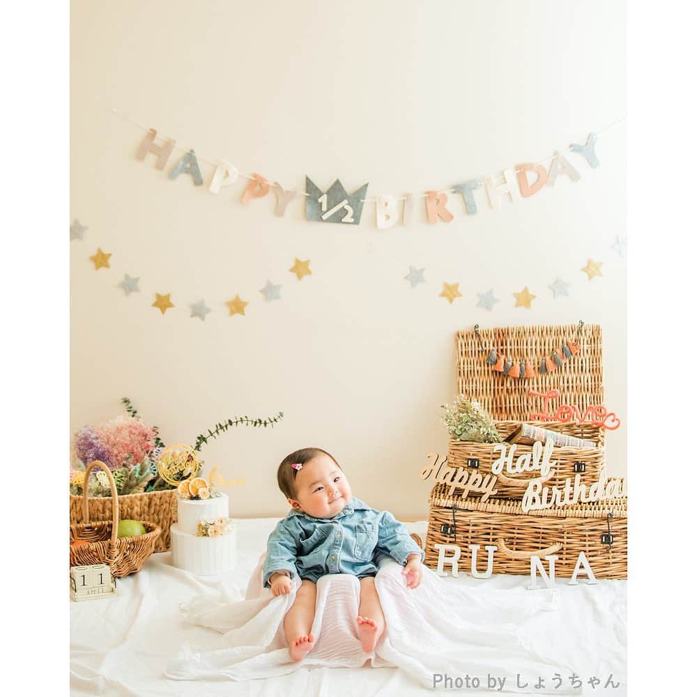 otowa (フォトワ)さんのインスタグラム写真 - (otowa (フォトワ)Instagram)「お部屋をぱっと華やかにしてくれるガーランドはお誕生日の飾りつけにおすすめ🌼﻿ ﻿ お誕生日やハーフバースデーのときにこんな飾りつけをしてみてはいかがですか？🎂﻿ ﻿ ﻿ ...﻿ ﻿ 子ども・家族の出張撮影「fotowa（フォトワ）」📸﻿ 👉@fotowa.jp﻿ ﻿ 平日：19,800円（税抜）﻿ 休日：23,800円（税抜）﻿ ﻿ -写真は75枚以上全てデータでもらえる﻿ -指名料や出張料などの追加料金なし﻿ -レビューや写真から好みのカメラマンに依頼﻿  ﻿ 感染予防にも配慮しながら撮影いたします。﻿ ﻿ ...﻿ ﻿ #fotowa #フォトワ #fotowaのバースデーフォト ﻿ ﻿ #バースデーフォト撮影 #出張バースデーフォト #誕生日の飾り付け #1歳記念写真 #1歳バースデーフォト #ファーストバースデーフォト #家族フォト #子どもの日常をもっと写真に #1歳バースデー #ベビ誕 #子供のいる生活 #赤ちゃん写真 #ファーストバースデー #バースデーフォト #1歳誕生日 #ハーフバースデー」11月27日 16時15分 - fotowa.jp
