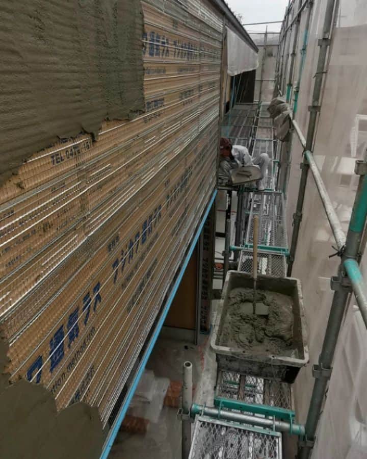有限会社 稲葉製材住宅のインスタグラム：「〜塗り壁の下地（モルタル）〜 いいねー🙌  #新事務所計画 #外壁 #塗り壁 #平屋の事務所 #名作の椅子がある事務所 #おしゃれな空間 #家づくり #マイホーム #暮らしやすい家 #使いやすい家 #丁寧な家づくり #庭のある暮らし #家具と暮らす #居心地のいい家 #暮らし #日々 #楽しい暮らし #ナチュラル #高性能住宅 #工務店 #サステナブル #新築 #リフォーム #リノベーション #注文住宅 #熊本 #玉名 #山鹿 #稲葉製材住宅 #イナバ  家族の未来、地球の未来を考えた家づくり 施工対応エリア 玉名、山鹿、荒尾、熊本市 県北メイン」