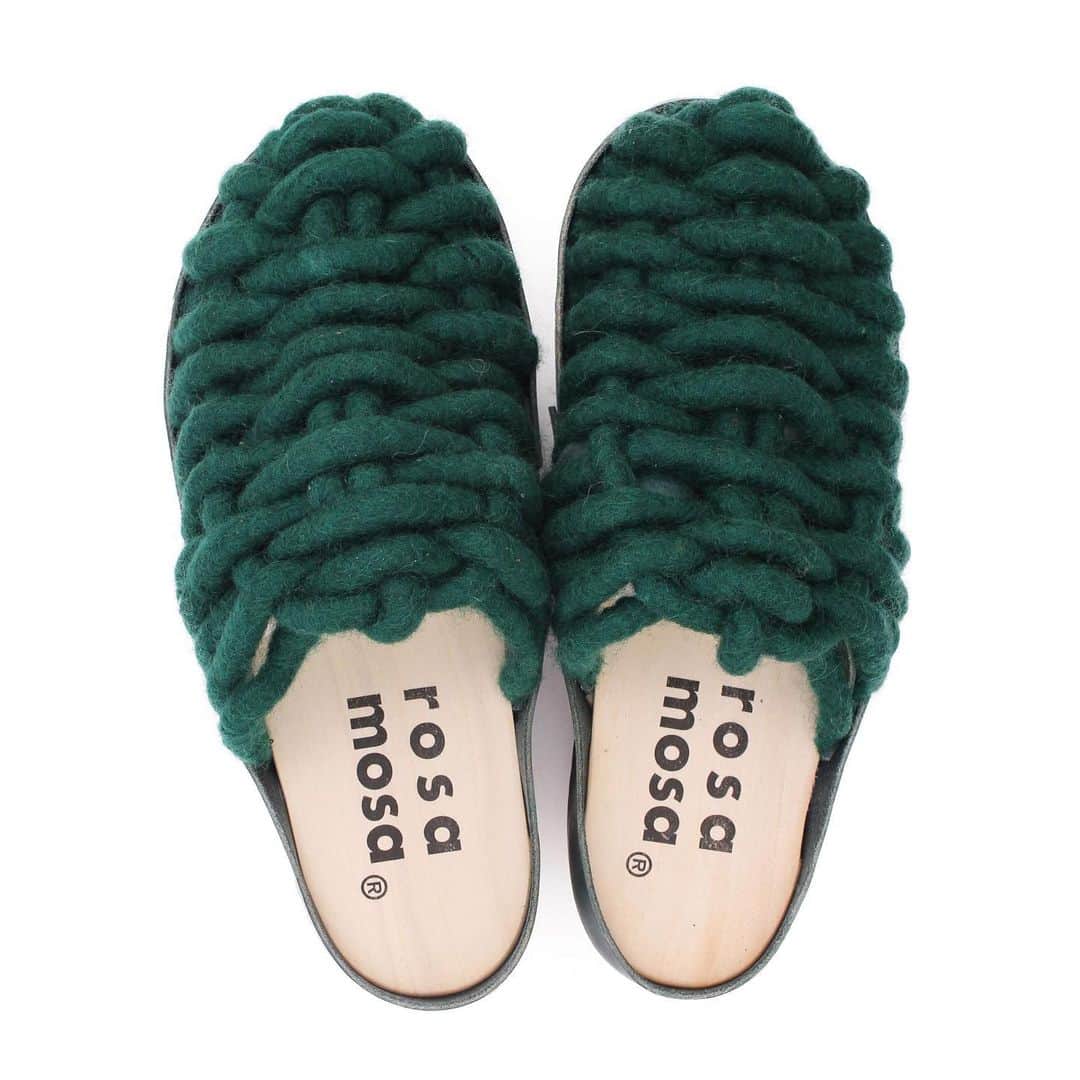 ロサモサさんのインスタグラム写真 - (ロサモサInstagram)「piece of art? maybe.  but soft, comfortable, warm, wearable. + free worldwide shipping on all orders over €300.- is still on till Nov 28th.  code ‚mindthenet‘ at check-out! + #emerald #greenshoes #mauve #purpleshoes #clogs #cloglove #woven #rope #comfort #cocooning #indoor #outdoor #rosamosa #vienna #style #wienliebe」11月27日 16時17分 - rosamosavienna