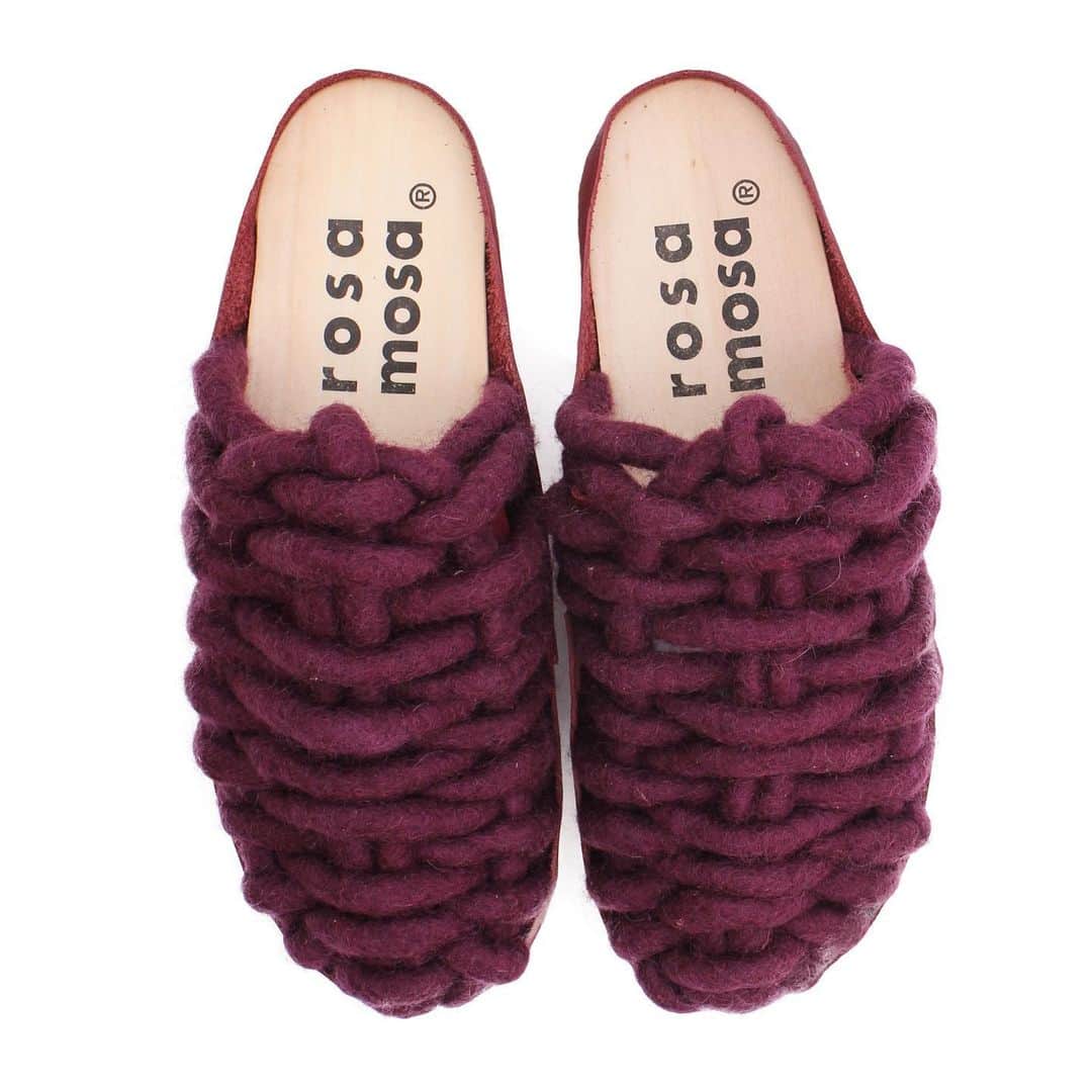 ロサモサさんのインスタグラム写真 - (ロサモサInstagram)「piece of art? maybe.  but soft, comfortable, warm, wearable. + free worldwide shipping on all orders over €300.- is still on till Nov 28th.  code ‚mindthenet‘ at check-out! + #emerald #greenshoes #mauve #purpleshoes #clogs #cloglove #woven #rope #comfort #cocooning #indoor #outdoor #rosamosa #vienna #style #wienliebe」11月27日 16時17分 - rosamosavienna