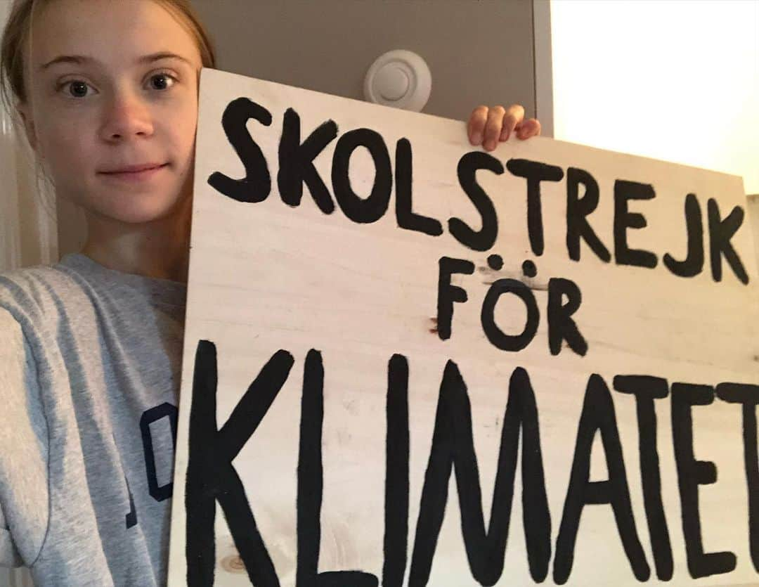 グレタ・トゥーンベリさんのインスタグラム写真 - (グレタ・トゥーンベリInstagram)「School strike week 119. Today is black Friday. Overconsumption is wrecking present and future living conditions and the planet itself.  Don’t buy stuff you don’t need.   Because of new COVID-19 recommendations and the rapid spread, we are once again back to #ClimateStrikeOnline . If you do strike, remember to keep social distance and follow COVID-19 restrictions and recommendations. #climatestrike #fridaysforfuture #schoolstrike4climate #flattenthecurve #FaceTheClimateEmergency」11月27日 16時17分 - gretathunberg