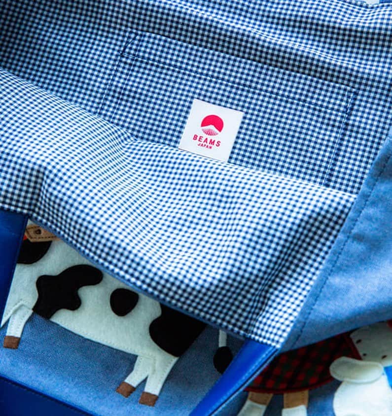 のインスタグラム：「【PREORDER】 ＜Familiar × BEAMS JAPAN / 別注 ファミリア デニム おけいこ バッグ 干支(ウシ)＞ 本日より予約開始です！  神戸を代表するベビー・子ども関連ブランド＜ファミリア＞の デニム製のお稽古バッグは、 女の子たちの永遠の憧れで 神戸出身の女性たちにとっては 想い出と切り離せない懐かしいアイテムのひとつと言われています。 そのデニムバッグの＜ビームス ジャパン＞限定版が登場いたします！  今回は2021年の干支である“丑”をメインにデザイン。 中央には乳牛が登場し ミルクタンクには年号である“2021”を。 またくまの帽子と小屋の屋根、乳牛のカウベルパーツには BEAMSのコーポレートカラーであるオレンジを 差し色として取り入れ華やかな印象に。  乳牛の柄にBEAMSの“B”と ＜familiar＞の“f”が隠れているのもポイントです。 本来の可愛さはそのままに、 今作でしか手に入らない 数量限定スペシャルデザインに仕上がっています。 是非この機会をお見逃しなく！  ▼予約受付店舗 ビームス ジャパン 新宿 ビームス ジャパン 渋谷 ビームス ジャパン 京都 ビームス公式オンライショップ  ▼Item No. 5661-0158 ¥20,000+tax 販売数：300個限定 発売日：2021年1月上旬  ※予約が予定数量に達し次第、受付を終了します。 ※事前予約で完売した場合は、各発売日以降の販売はございません。  BEAMS JAPAN 1F ☎︎ 03-5368-7314 #beams  #beamsjapan  #beamsjapan1st  #madeinjapan #limitededition #familiar#hyogoprefecture #kobe#totebag#bag #日本製#別注#限定 #予約#ファミリア#数量限定 #トートバッグ#おけいこバッグ」