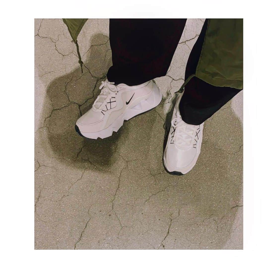 i_am_romikoのインスタグラム：「冬は白のスニーカー👟ばっかり❤︎ #nike#ryz365」
