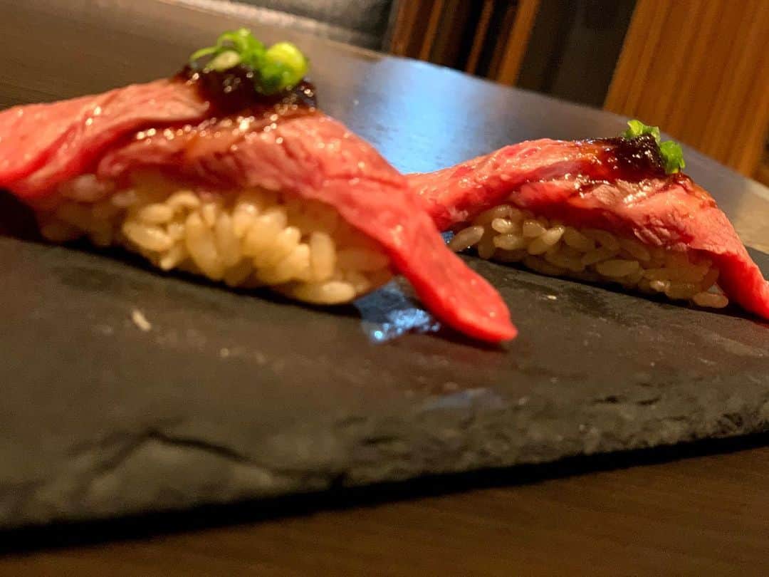 炭火焼肉BISTRO山城牛のインスタグラム：「【炭火焼肉Bistro山城牛】 🍷🥩本日も元気に営業してます🐮✨ ・ ・ ・ １１月最後の週末ですね〜〜🥺 最近は肌寒い日が続いてますが、体調崩してませんかーー？😭🙌  これから沖縄もだんだんと本格的に寒くなる季節が近づいてきましたが、お肉を食べてスタミナつけていきましょうー！💪😎🥩  写真は当店オススメの 【山城牛極上サーロインの炙り握り】です✨❤️  住所📍那覇市松山1-5-1 1階 時間⏰17:00〜（LO）23:00 （定休日　無し） 電話📲098-988-9161  #沖縄 #那覇　 #那覇焼肉　 #炭火焼肉BISTRO山城牛 #焼肉」
