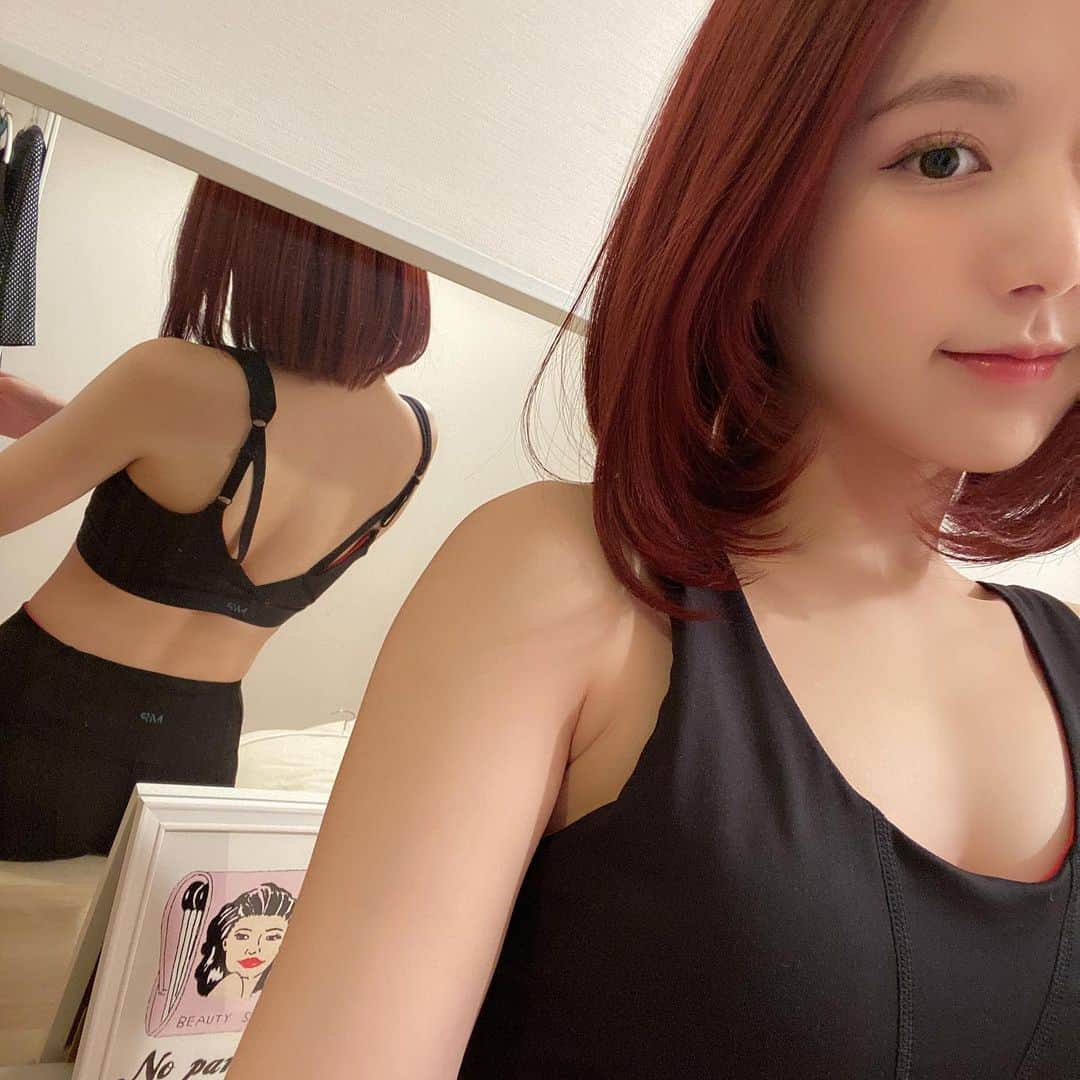 ひよんのインスタグラム：「🏋️‍♀️✨ ㅤㅤㅤㅤㅤㅤㅤㅤㅤㅤㅤㅤㅤ 最近、ダイエットさぼり気味で身体がなまってきたから 運動再開することにした(>_<)🏃‍♀️ ひよんは形から入るタイプなので、 新しいウェアとプロテインを新調しました🤣💖  マイプロテインっていうブランドで揃えたんだけど、 プロテインもあって味が60種類もあって、 ひよんはミルクティー味にしたよ☕️✨ 牛乳で割った方が美味しいんだろうけど、 カロリー削減のためにお水で割った自分を褒める🍹笑 ウェアはシンプルにブラックで、後ろ姿がポイントだよ❣️  今回ひよんがゲットしたこのセットは オンラインサイトで買えるのだけど、 『マイプロ　実質無料』で検索して 公式サイト見たら色々あるから、 自分に合うアイテムを選んでみてね)^o^(  💻👉https://bit.ly/35H5hWd   今ならマイプロテインの「Go To フィットネスキャンペーン」で人気のプロテインが実質無料で試せるの！ ひよんもこれだから、始めてみたっていうのもある🤣💓 今日から11/30までの4日間限定で 送料込みの1,890円でプロテインを買うと、 次のお買い物で1,890円分のジムウェア割引クーポンを使えるから、実質0円✨って感じだよ！  割引コードの入力が必須なのだけど、 在庫が無くなり次第終了みたいだから 早めにチェックしてみてね💓 割引コードはこれだよ😝👉HIYON  長くなちゃったけど、 一緒にダイエットがんばってくれる子募集😂❤️  #Myprotein #ad #diet #workout #マイプロテイン #ひよん #ダイエット #筋トレ #プロテイン #ジムウェア」