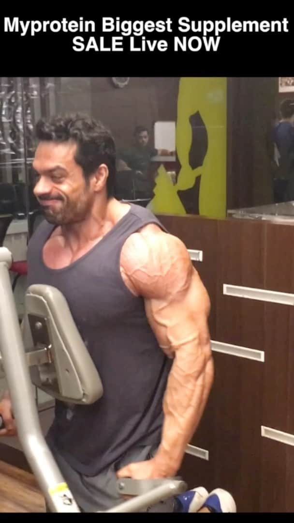 Gaurav Tanejaのインスタグラム：「@myproteinin BLACK Friday sale is LIVE right now. Head over to my stories to get biggest discounts.  #BlackFriday #myprotein #flyingbeast #fitmuscletv」