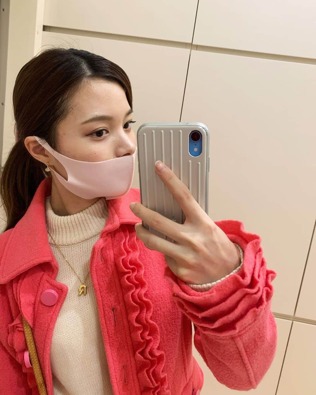Laraのインスタグラム：「🎀 . コートの季節🧥💝 冬くるネ〜✌🏻🎅🏻🎄❄️️ ピンクとシロ大好き🤍💖🤍  #coat#pink#fashion#winter#dailylook#dailyfashion#ootd#favorite」