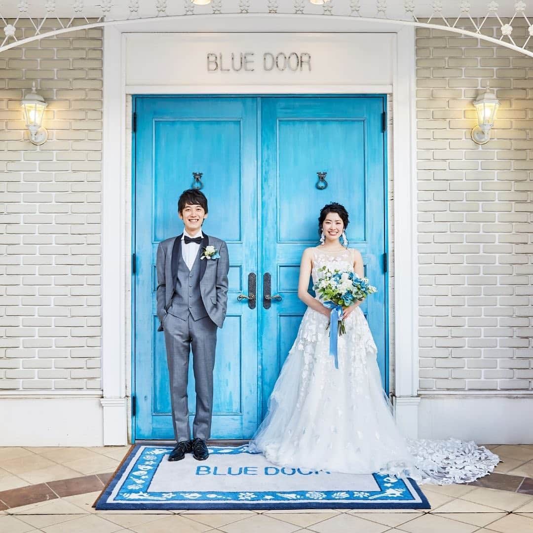 家族挙式さんのインスタグラム写真 - (家族挙式Instagram)「✳︎ BLUE DOOR 一目惚れしてしまうほど 鮮やかで可愛らしいドアの前 これから新しい歩みを進めていく おふたりにぴったりのフォトスポット♡  -------------------  【【2020年11月末まで！】  \年内実施の会食•披露宴プランお申し込みで/ ✳︎挙式スナップ写真60カット(77,000円分)プレゼント✳︎  ▽詳しくはTOPのリンクから❁ >>> @kazoku_wedding  ----------------------- . ❁テレビCM放映中 ▹▸ ”家族挙式ベスト”なら 【挙式・衣裳・美容・写真】が含まれたプランが99,000円〜叶います＊ ▽予約はTOPのリンクから❁ >>> @kazoku_wedding ------------------- #家族挙式 #ベストアニバーサリー #家族 #Family #家族婚 #bestanniversary #少人数婚 #ウェディング #結婚式準備 #結婚式 #フォトウェディング #プレ花嫁 #卒花 #日本中のプレ花嫁さんと繋がりたい #花嫁 #卒花嫁 #国内挙式 #weddingdress #ウェディングドレス #プラコレ #Dressy花嫁 #2020秋婚 #2021春婚 #2021夏婚 #2020冬婚 #かわいいドア #新しい歩み #特別」11月27日 16時35分 - kazoku_wedding