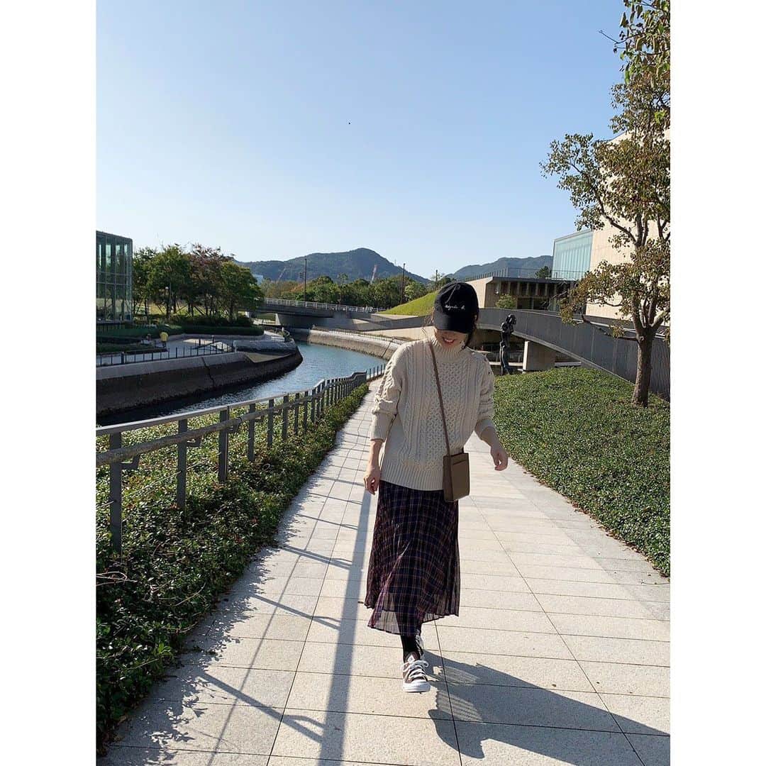 徳山沙季さんのインスタグラム写真 - (徳山沙季Instagram)「. ♡アマゾンファッションでコンバースのスニーカーオールスターフラットアイレッツOXを購入しました⭐️ コンバースは何足も持っているけれど、ずっとブラウンを探していたんです🤓 刻印が入ったゴールドの鳩目がお気に入り✨✨ . この日はカジュアルコーデに合わせて子どもとお散歩してきました。 お散歩の日はたくさん歩いても大丈夫なスニーカーがやっぱり便利🙆‍♀️ 秋冬コーデにも合わせやすいブラウンです😊 @amazonfashionjp では12月1日までブラックフライデー・サイバーマンデーでセールを開催中です👟🎁 どのアイテムもとってもお得で欲しいものだらけです！ このスニーカーもお買い得になっているようです💁‍♀️ . スニーカー以外にもアウターや小物など、幅広いアイテムがお得に購入できるので要チェックです♡ . . @amazonfashionjp  #BlackFriday #ブラックフライデー #amazonで発見 #amazonfashionjp #Amazon #PR #ootd #ママコーデ #お散歩 #アラサーコーデ」11月27日 16時37分 - saki.whitesnow